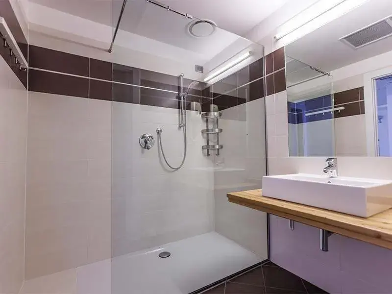 Shower, Bathroom in Panorama Residence Hotel