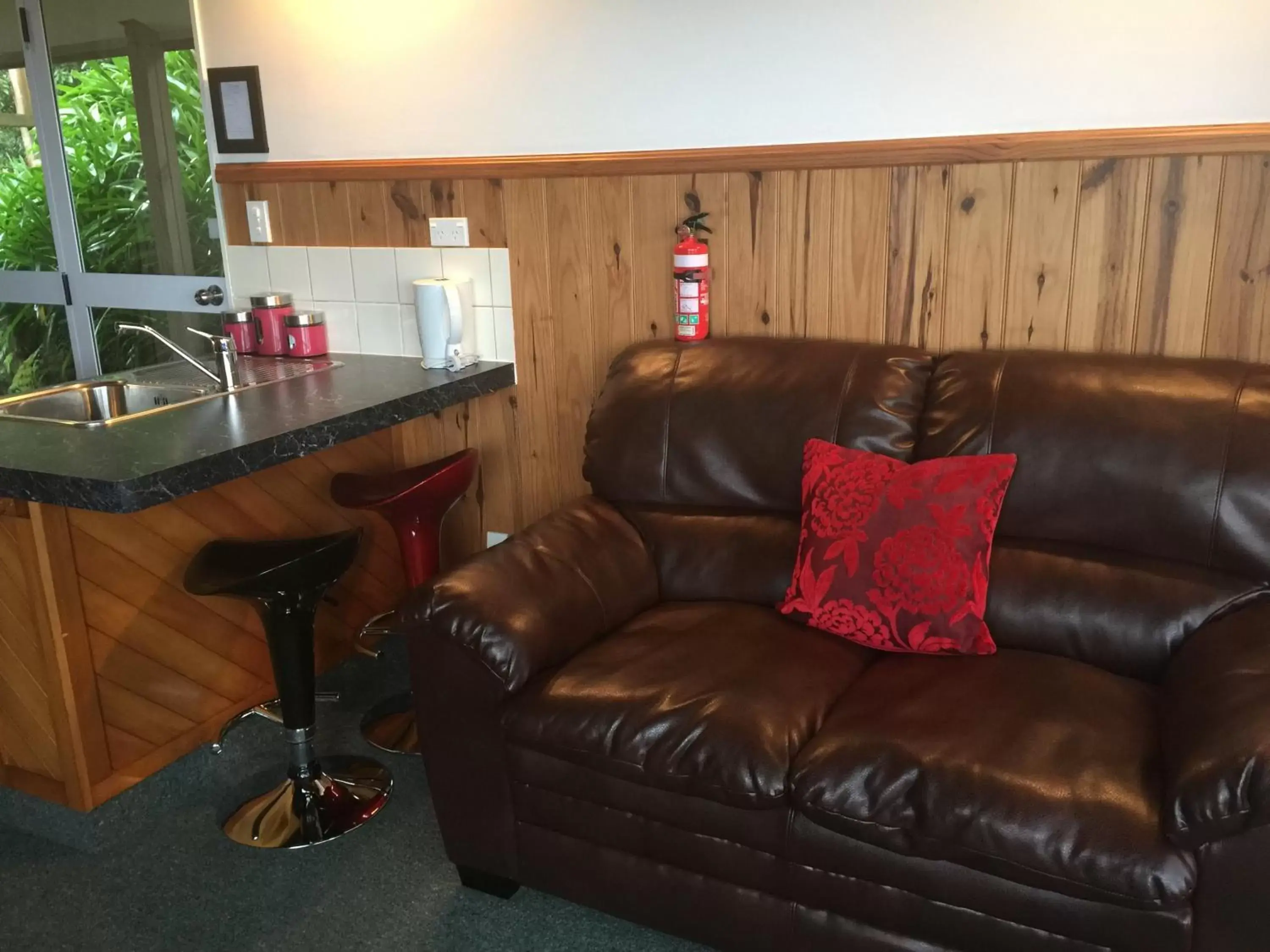 Kitchen or kitchenette, Seating Area in Grafton Cottage & Chalets