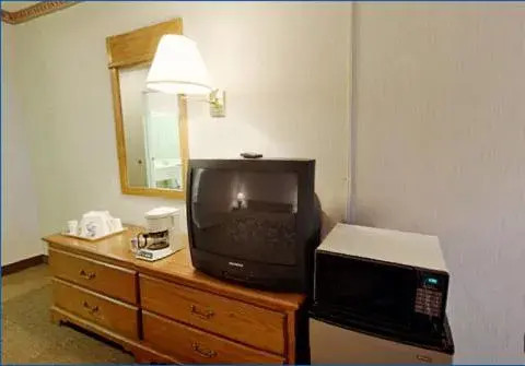 TV/Entertainment Center in Travelodge by Wyndham Cleveland Airport