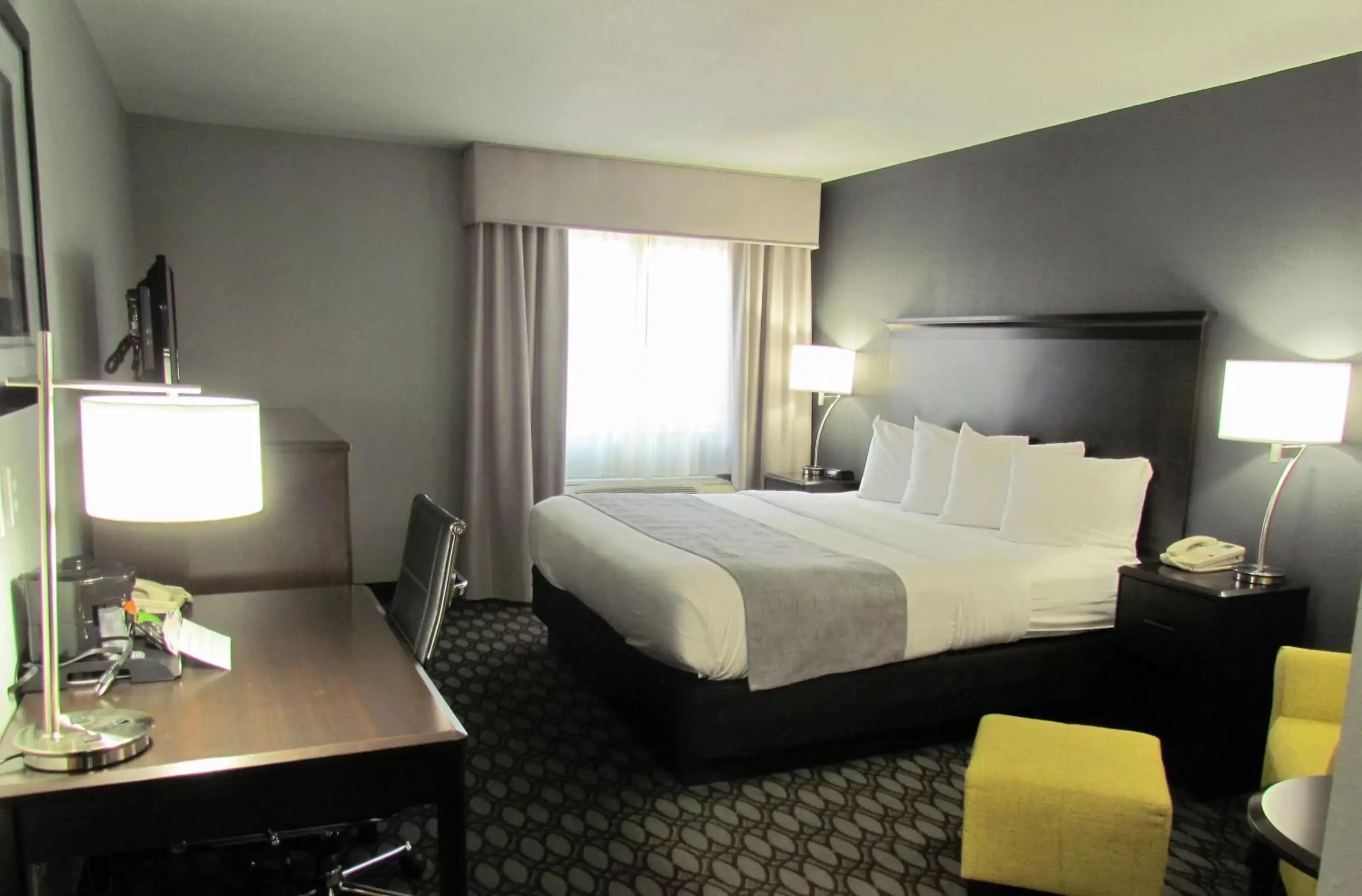 TV and multimedia, Bed in Oak Hill Inn & Suites