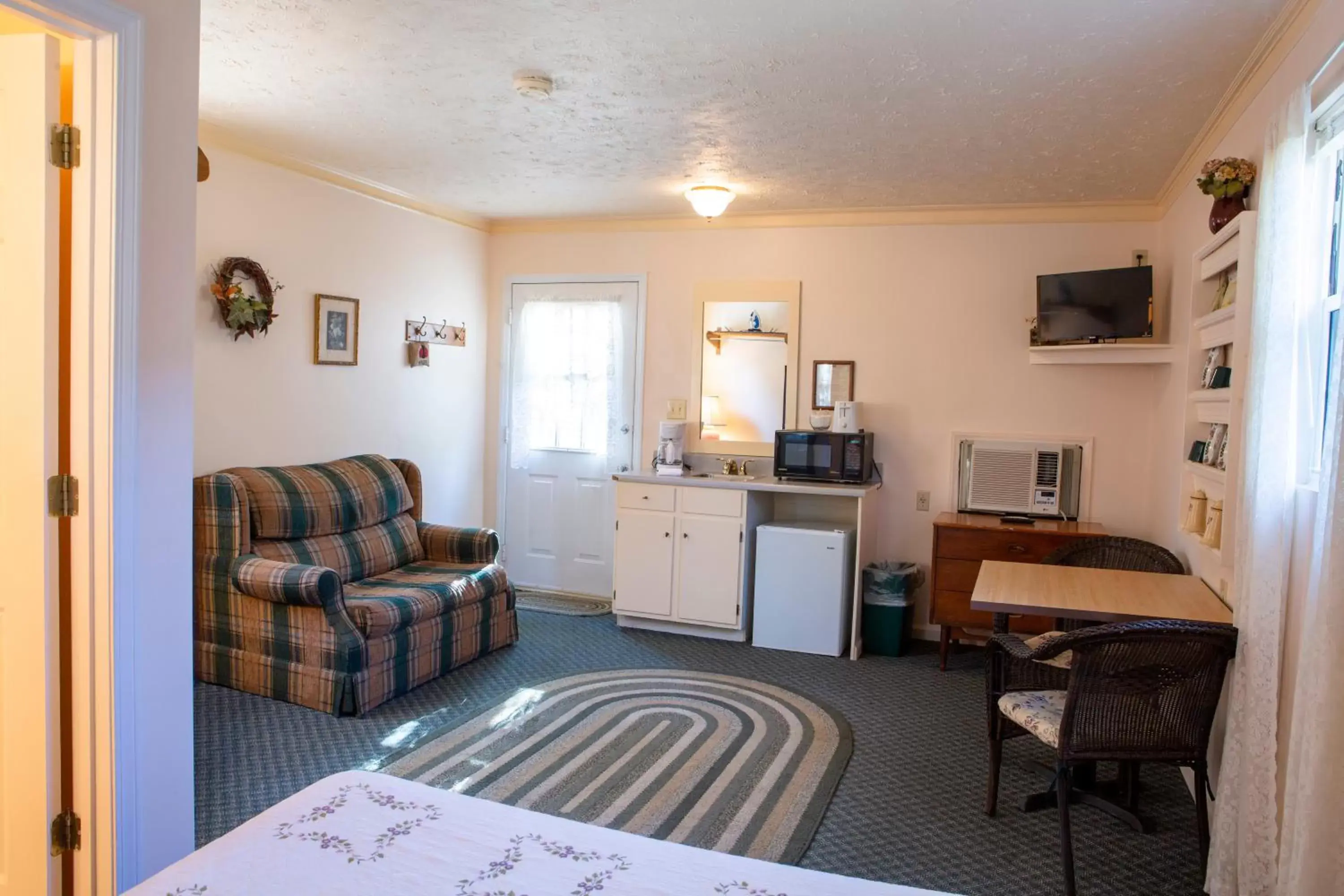 Kitchen or kitchenette, Seating Area in The Chimney Rock Inn & Cottages