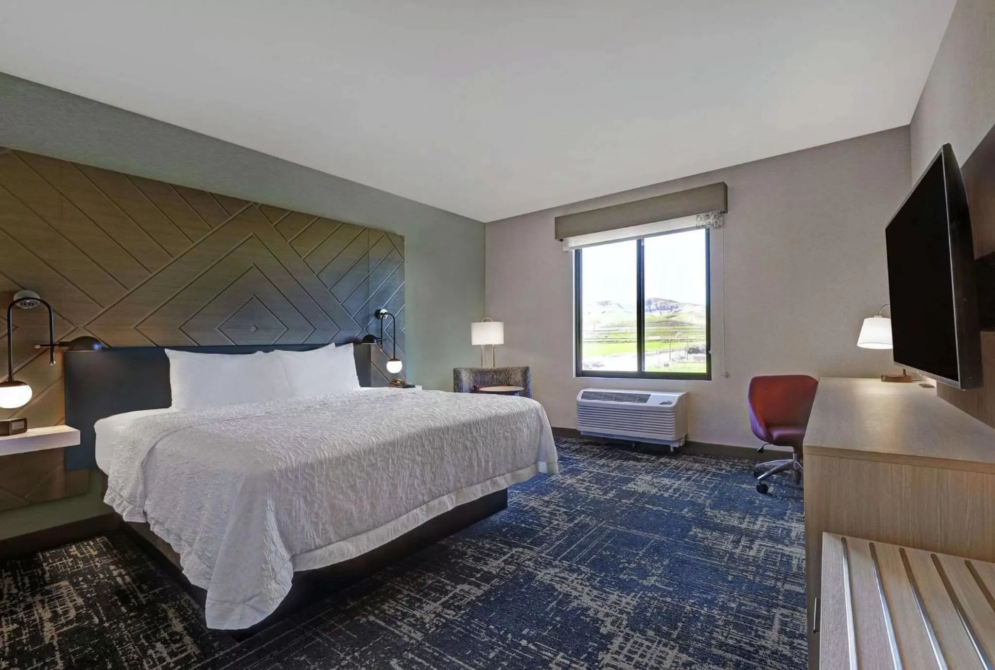 Bedroom, Bed in Hampton Inn Patterson, Ca