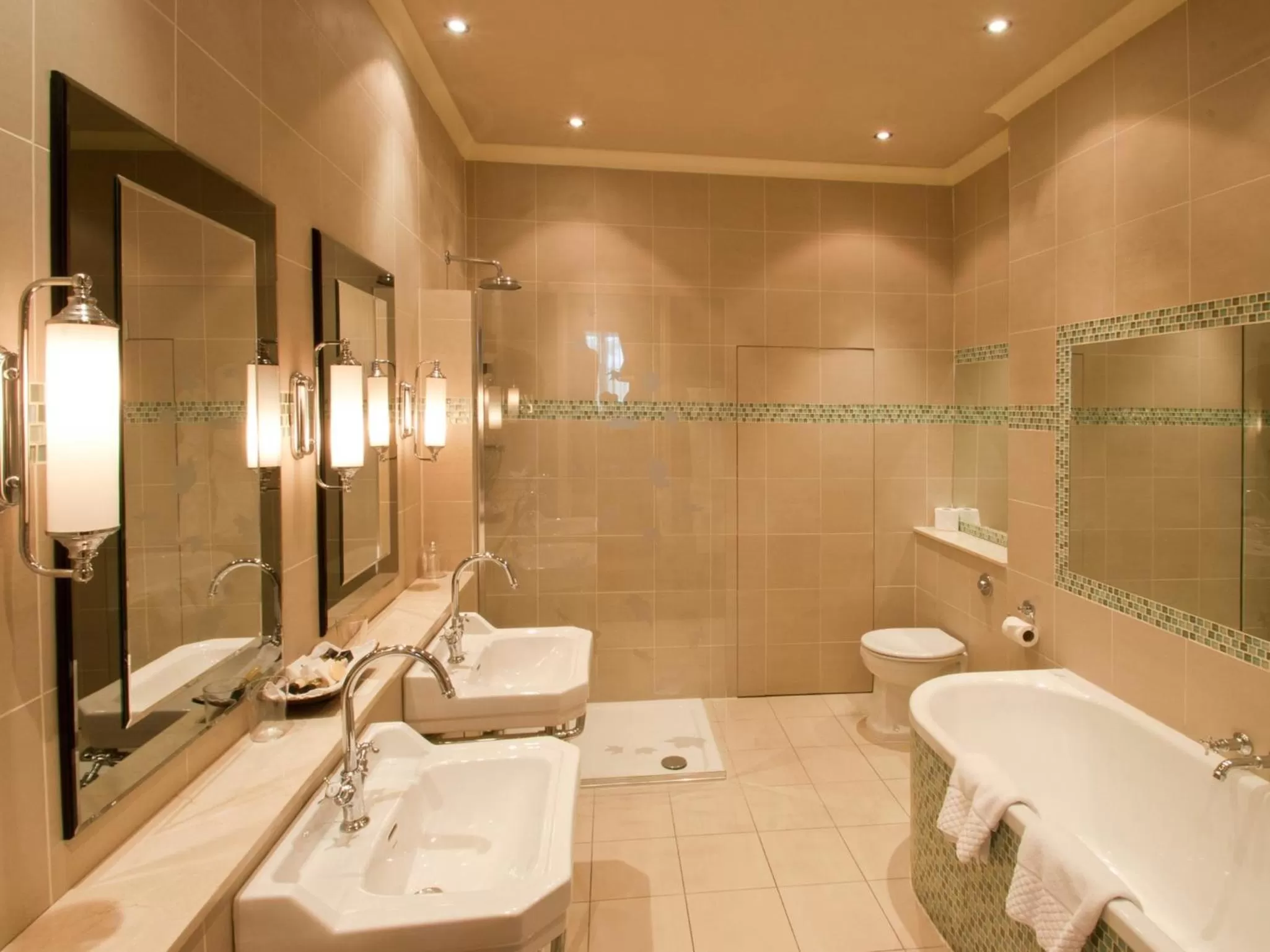 Bathroom in St Michael's Manor Hotel - St Albans