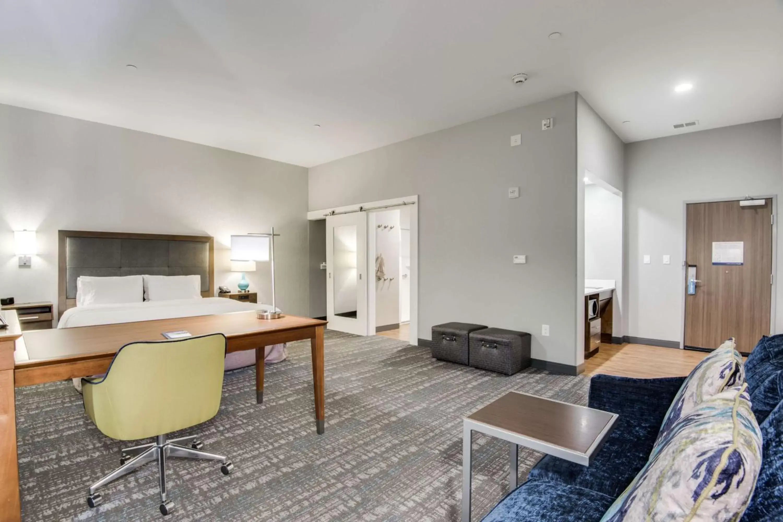 Bedroom, Seating Area in Hampton Inn & Suites Dallas/Ft. Worth Airport South