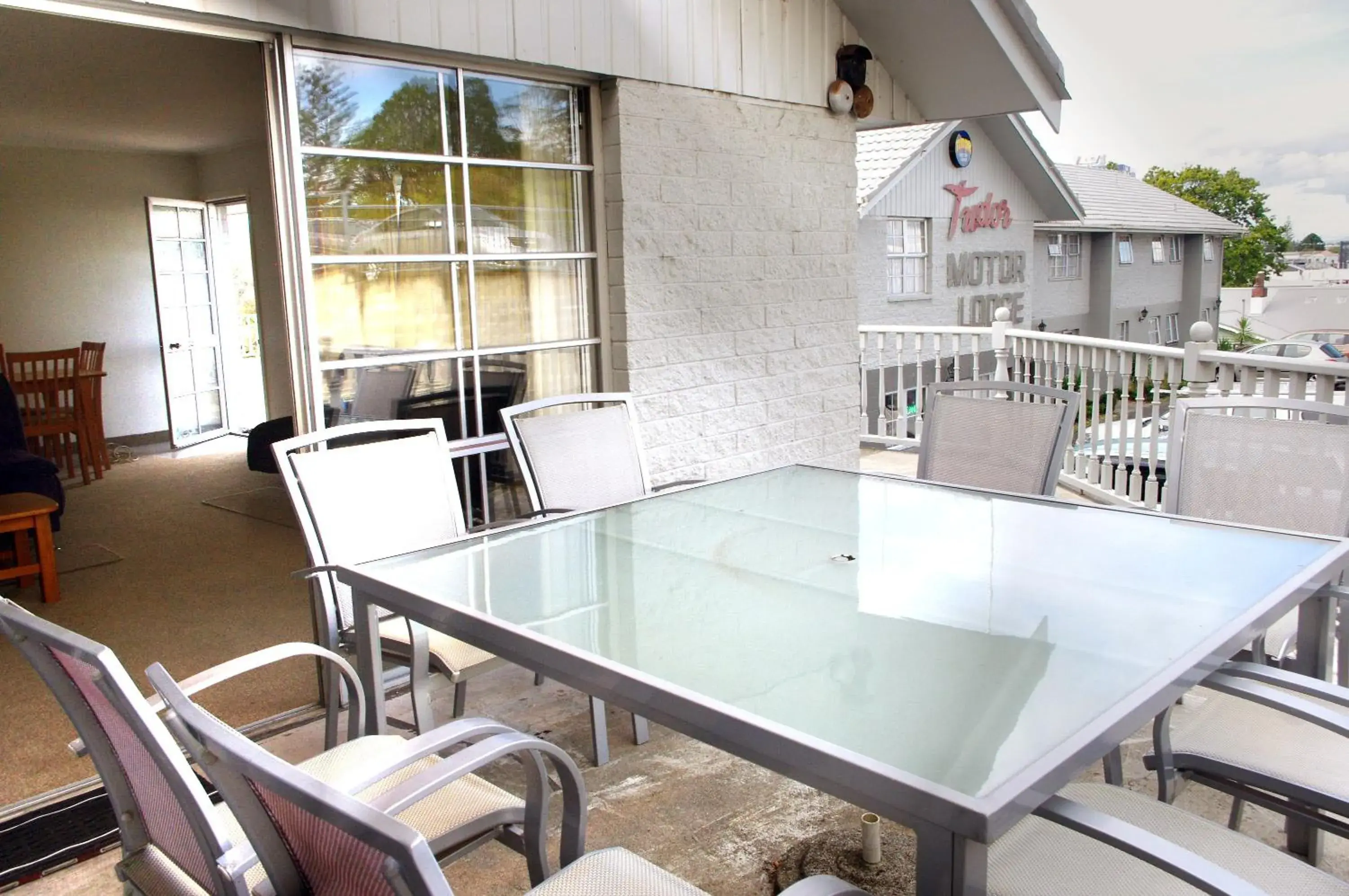 Communal lounge/ TV room, Table Tennis in Tudor Motor Lodge