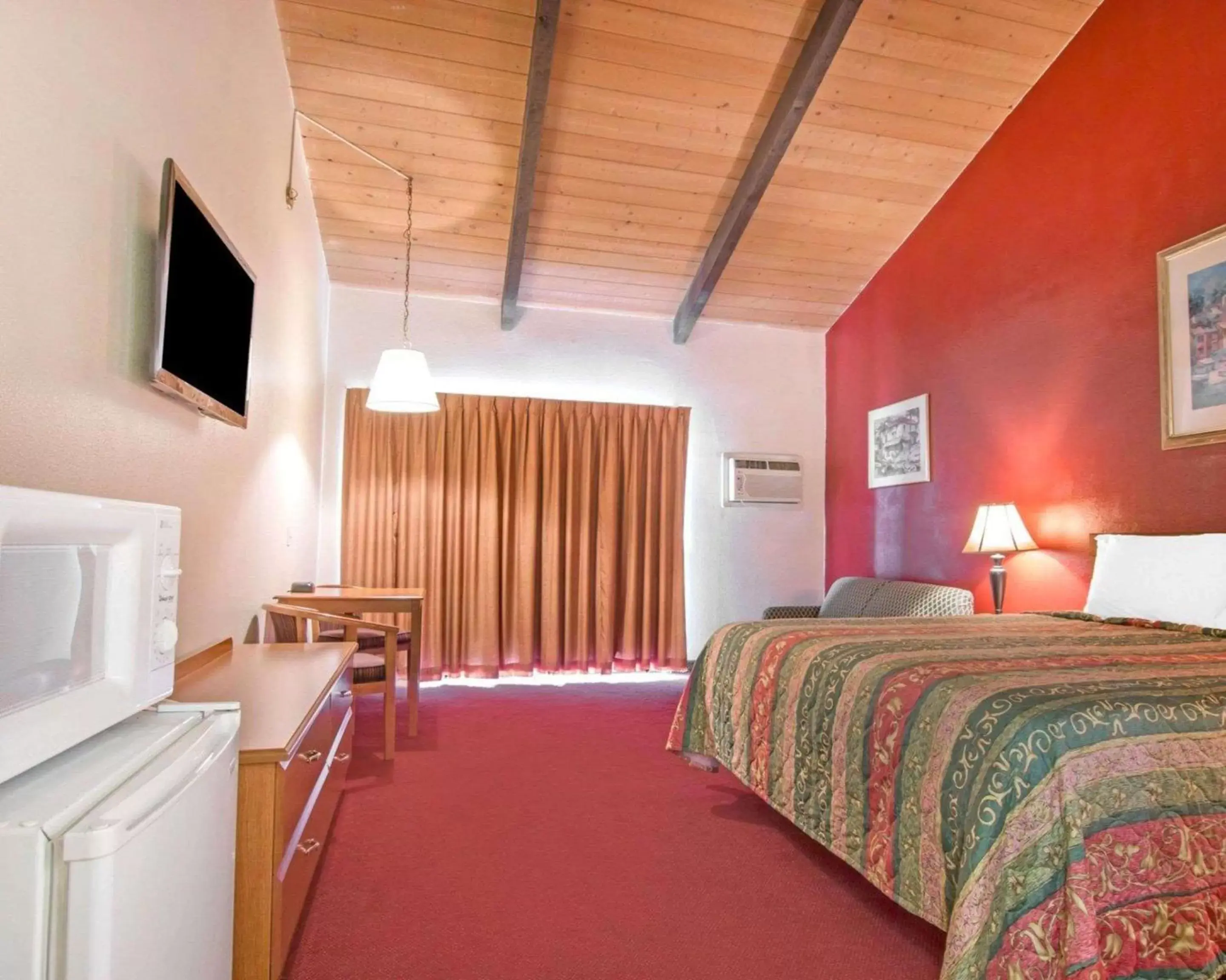 Photo of the whole room, Bed in Rodeway Inn Fallbrook Downtown