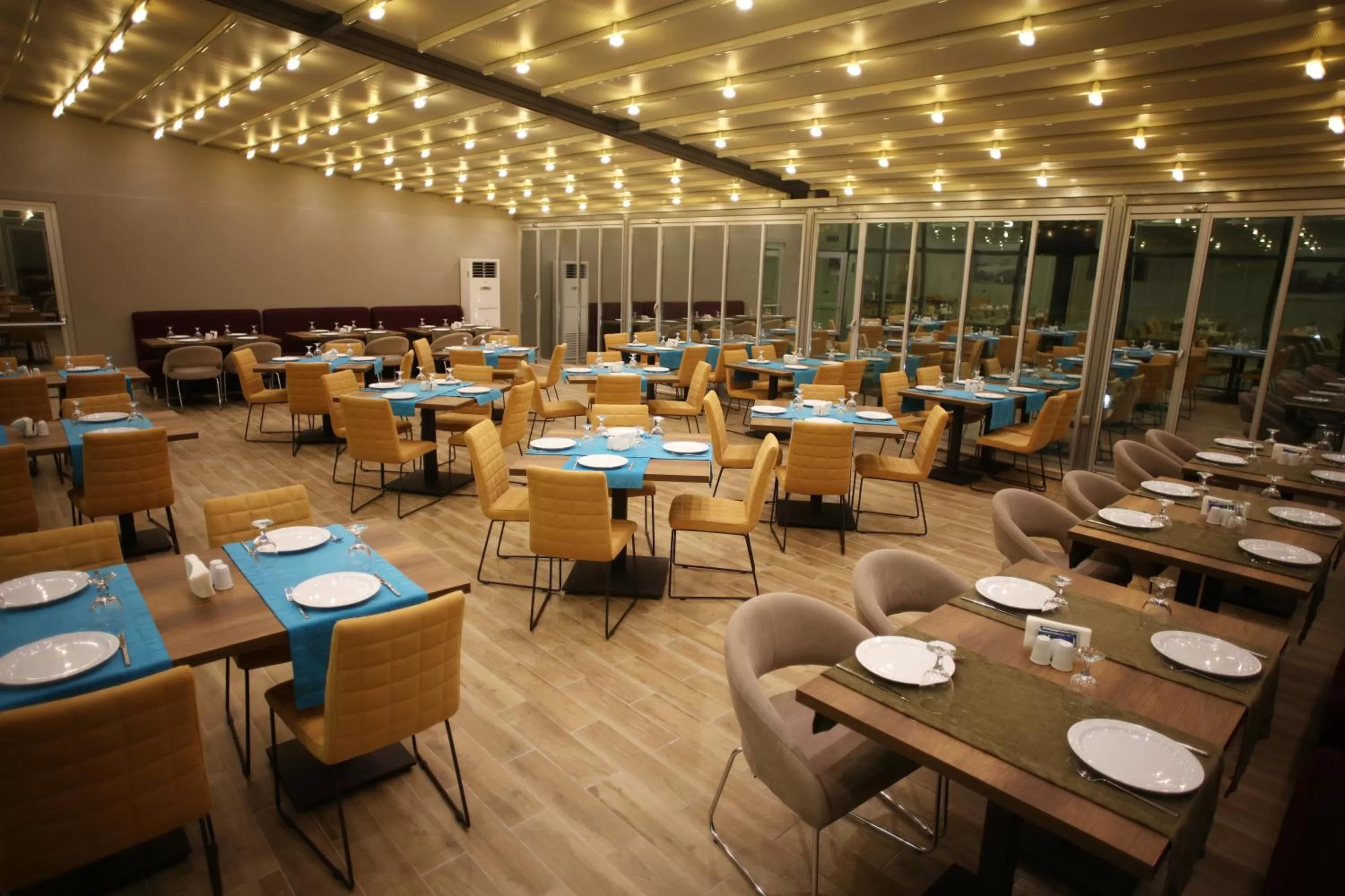 Restaurant/places to eat in Holiday Inn Express Manisa-West by IHG