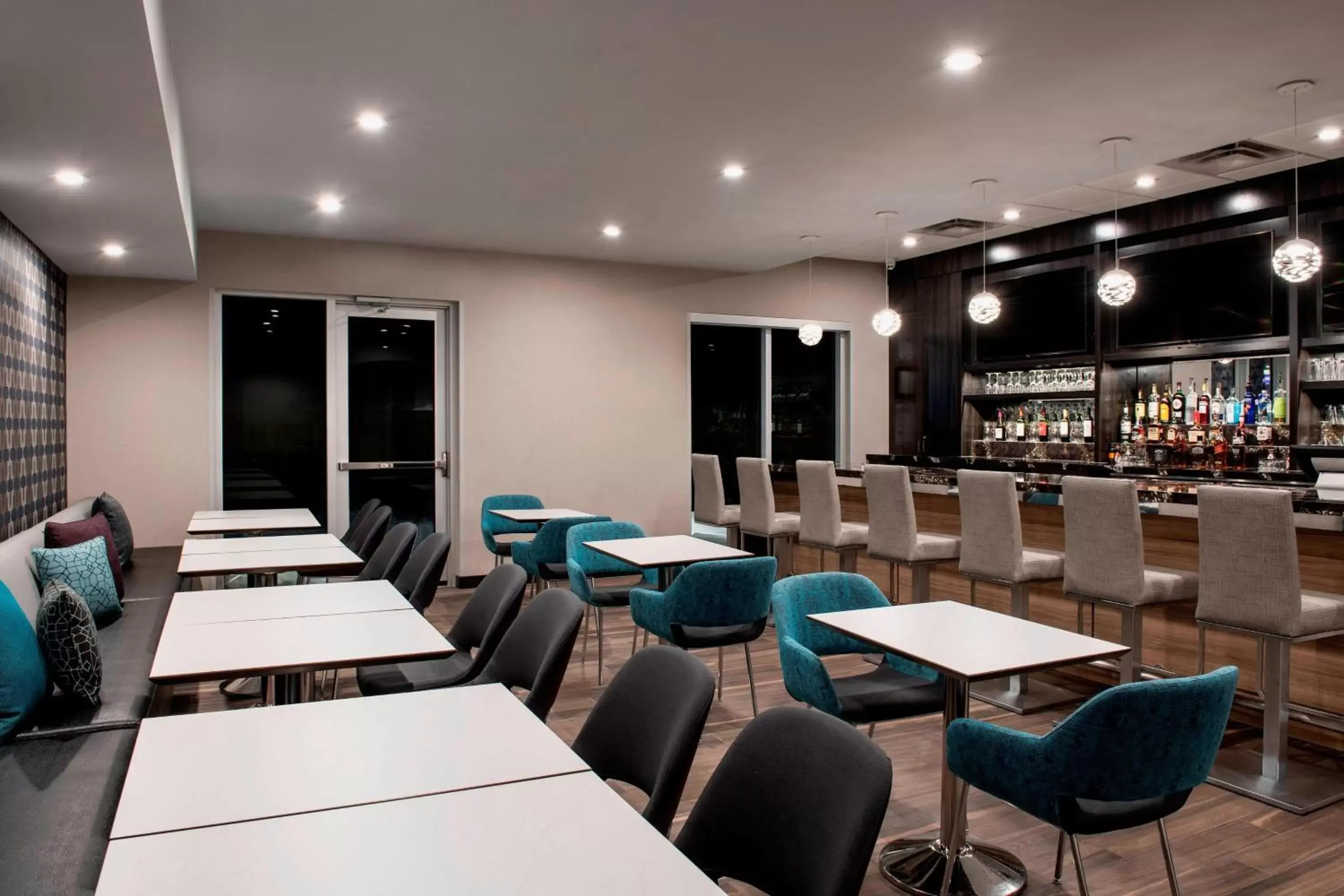 Lounge or bar, Restaurant/Places to Eat in Residence Inn by Marriott Winnipeg