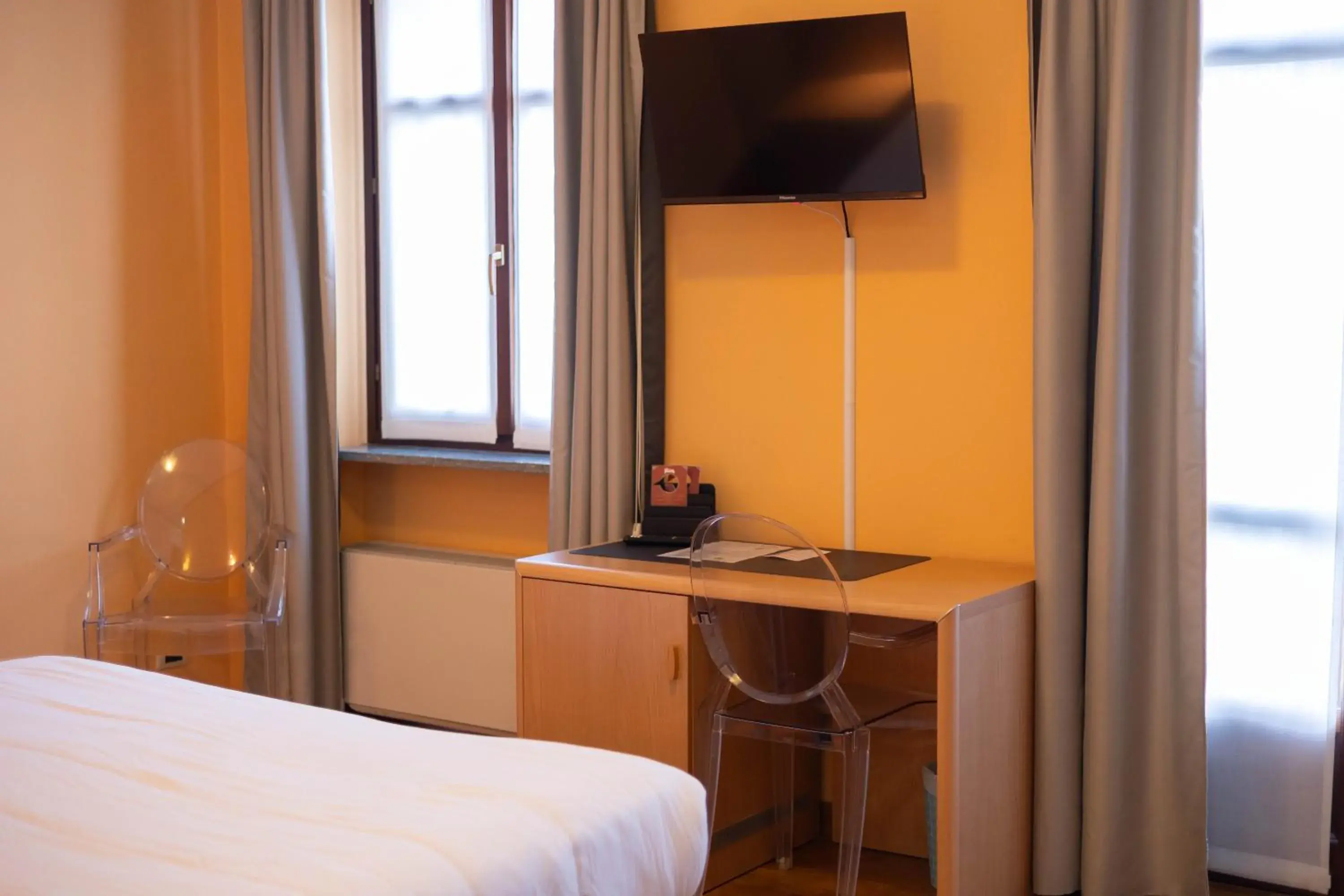 Bed, TV/Entertainment Center in Hotel La Fert