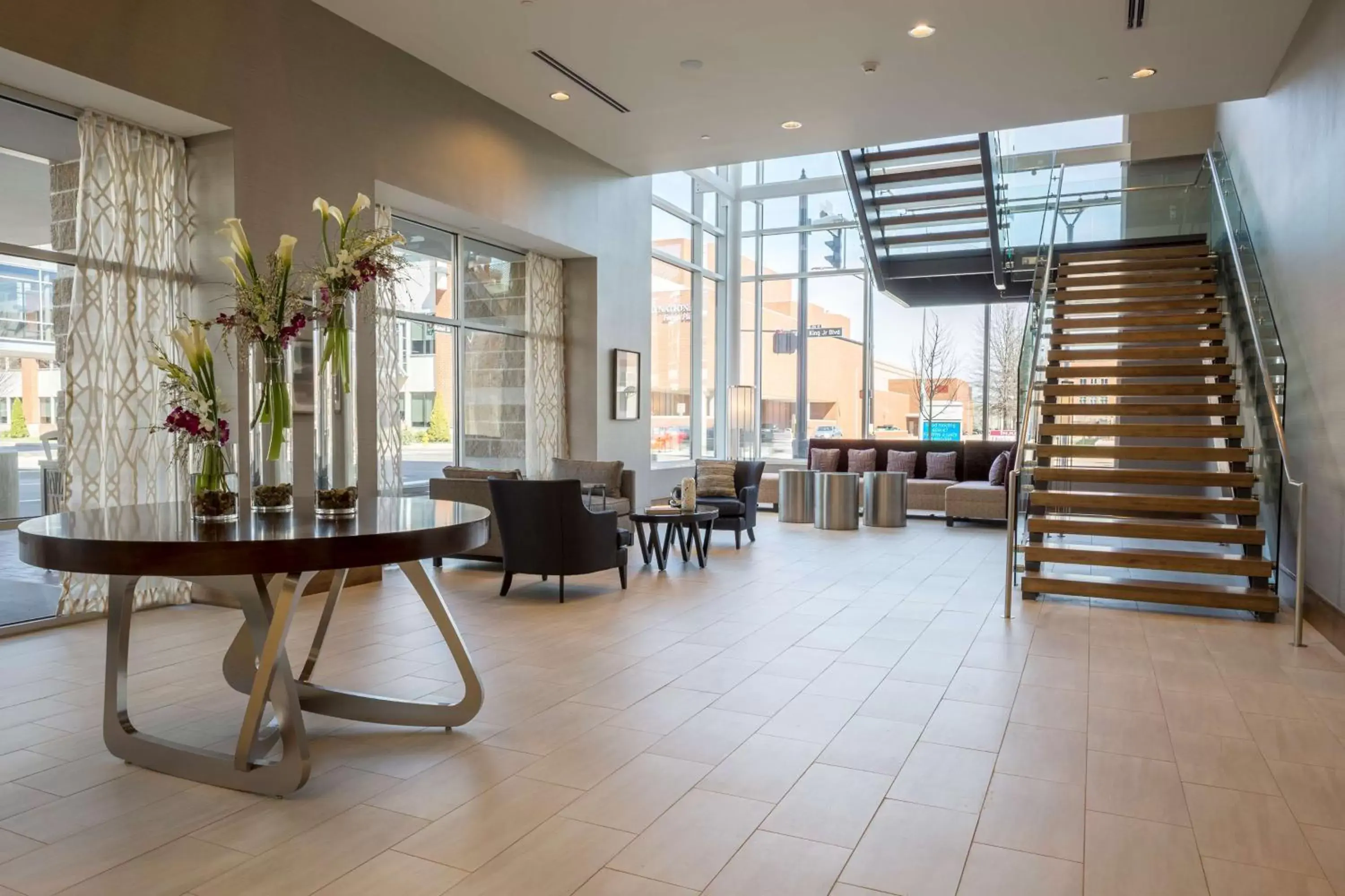 Lobby or reception, Restaurant/Places to Eat in DoubleTree by Hilton Evansville