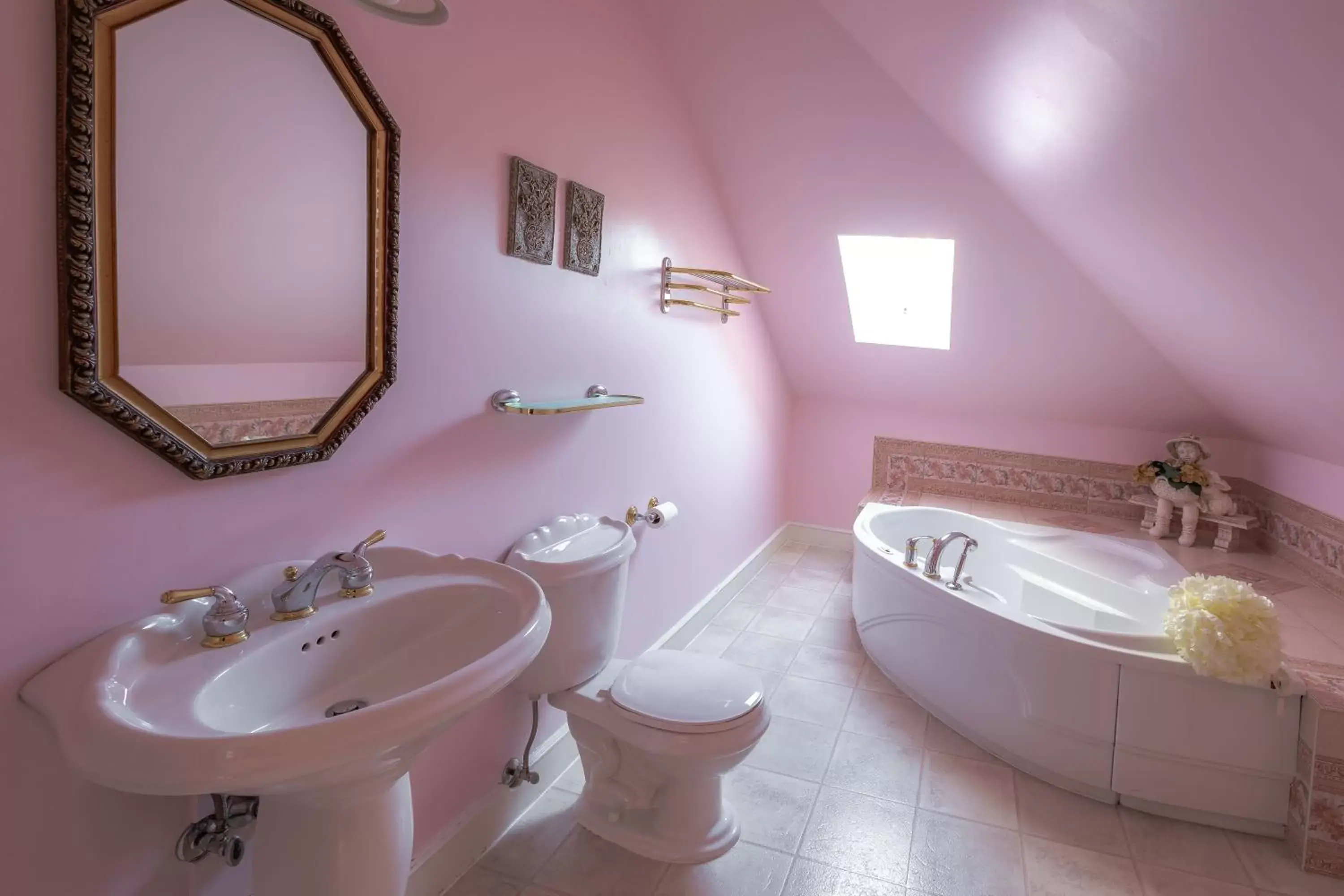 Bathroom in Amethyst Inn