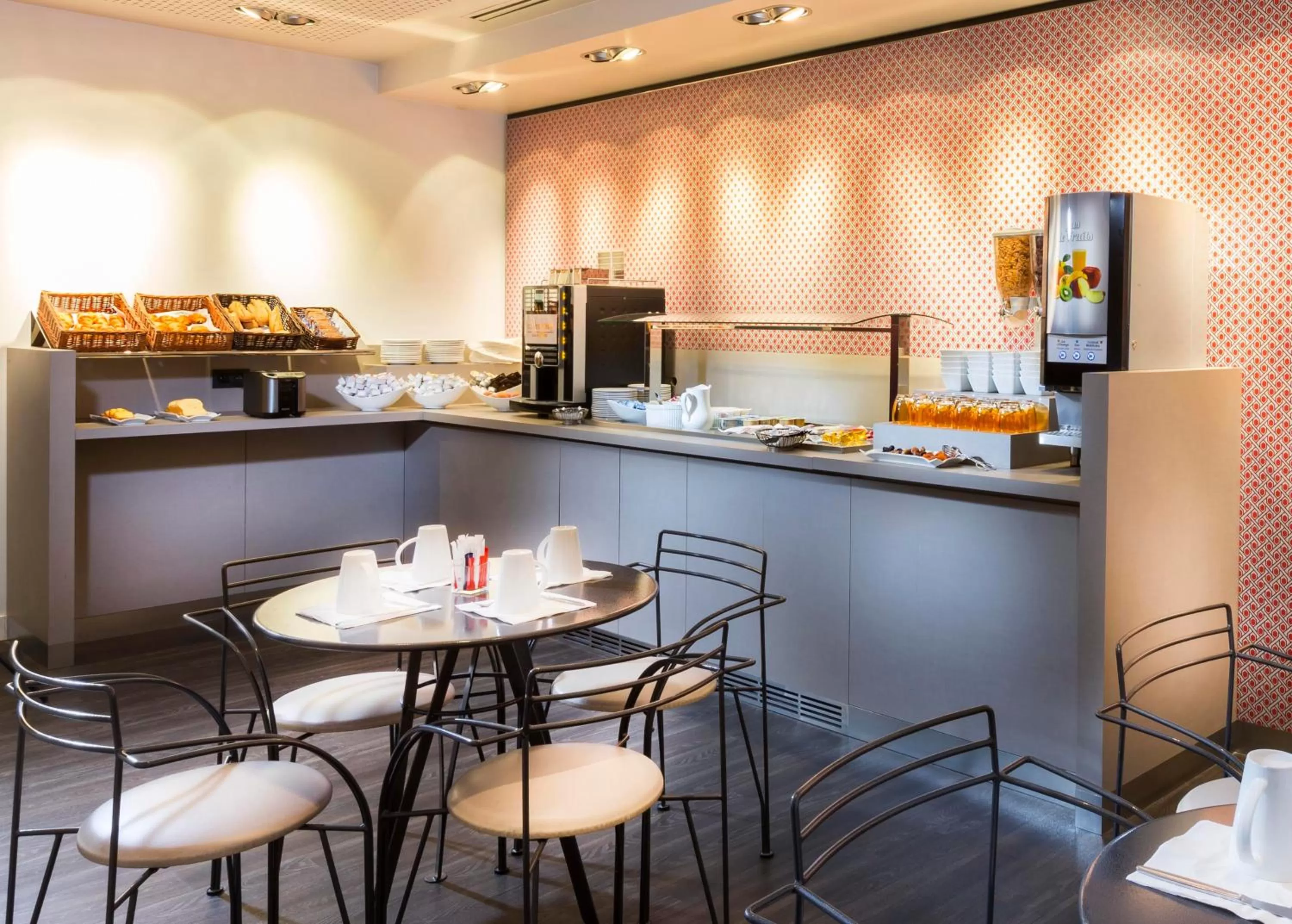 Restaurant/places to eat in Libertel Canal Saint Martin