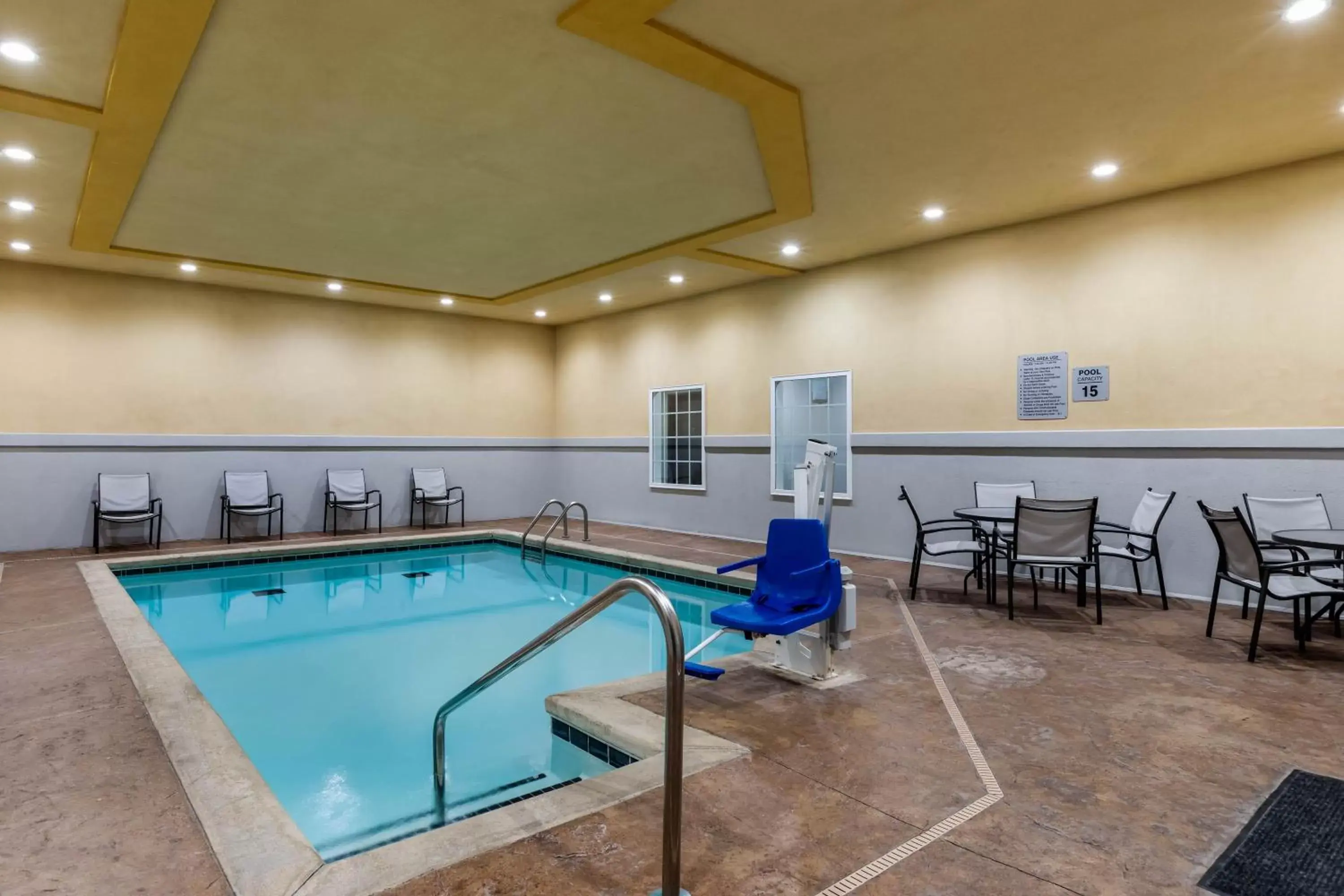 Swimming pool in Comfort Inn & Suites Swimming pool in Comfort Inn & Suites