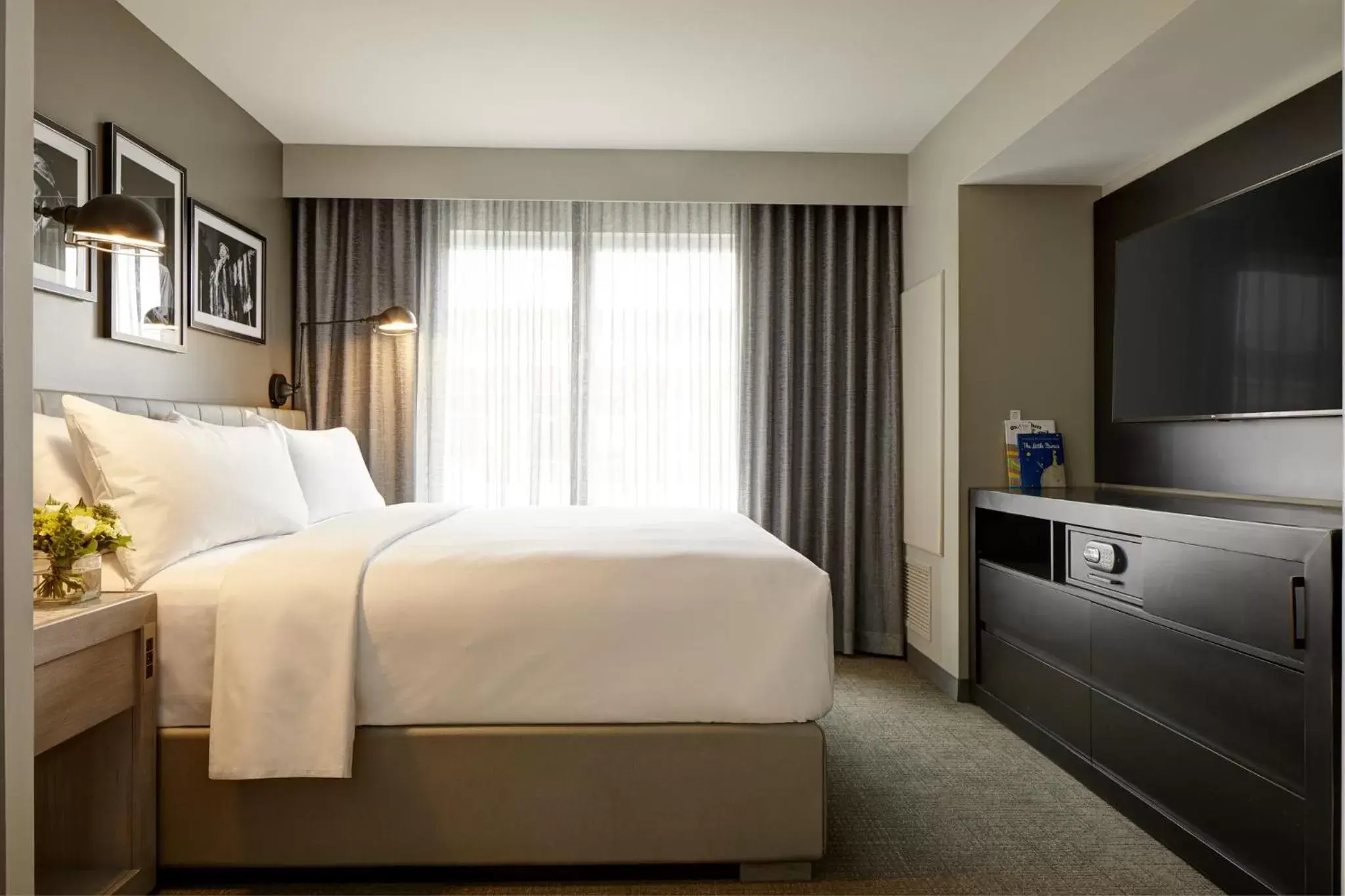 Photo of the whole room, Bed in Archer Hotel Boston/Burlington