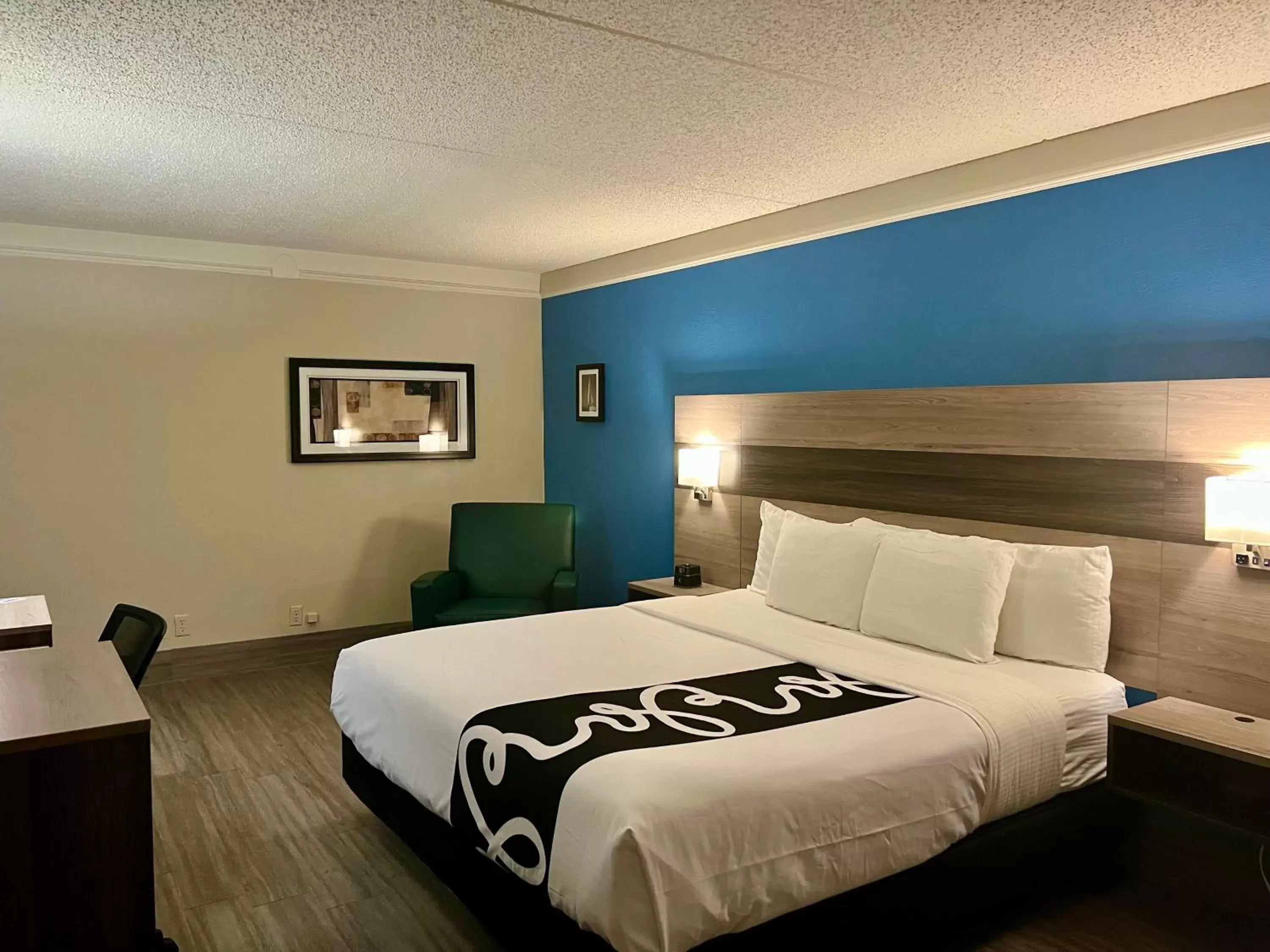 Photo of the whole room, Bed in La Quinta Inn by Wyndham El Paso East Lomaland