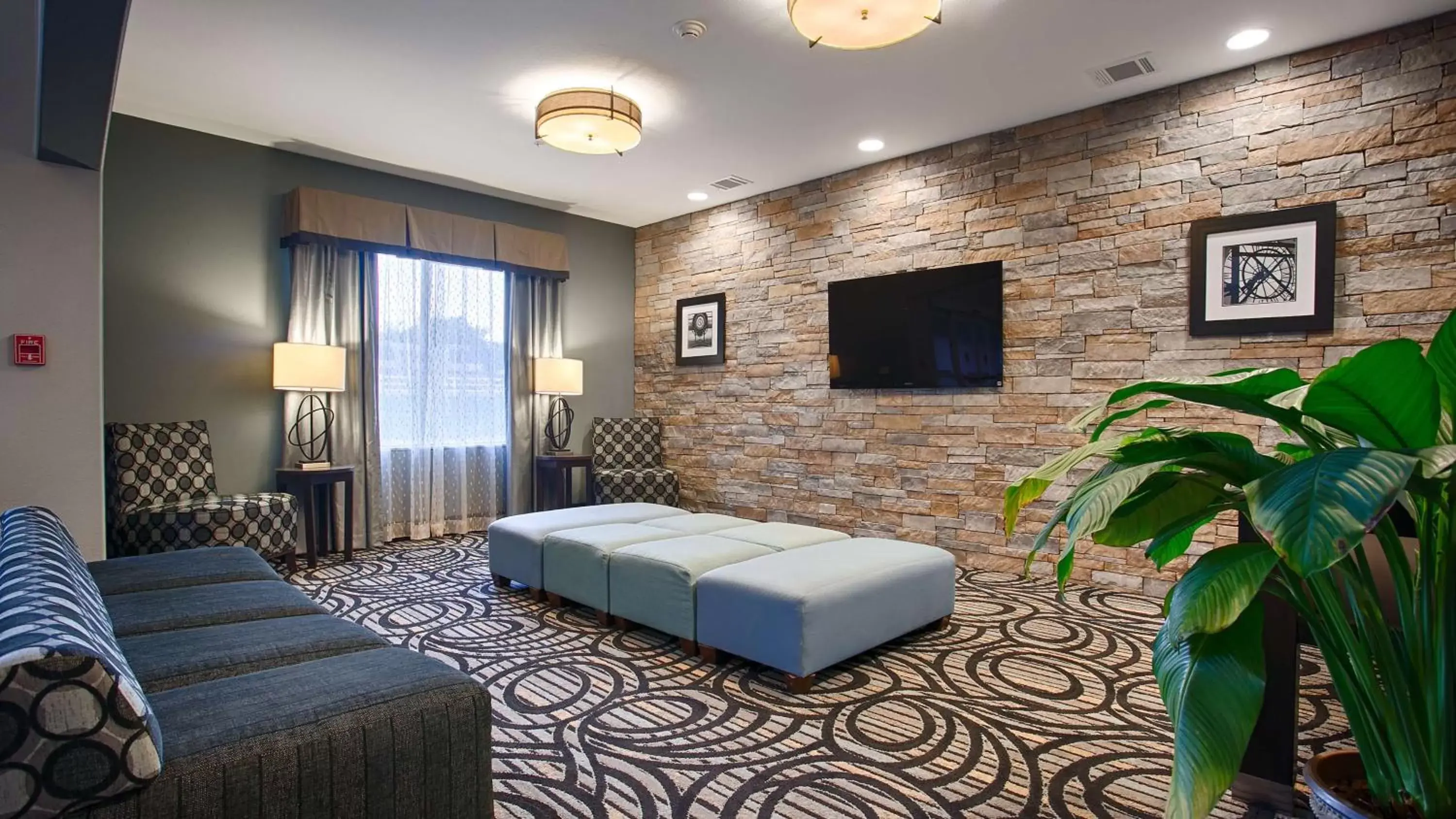 Lobby or reception, TV/Entertainment Center in Best Western Plus Sand Bass Inn and Suites