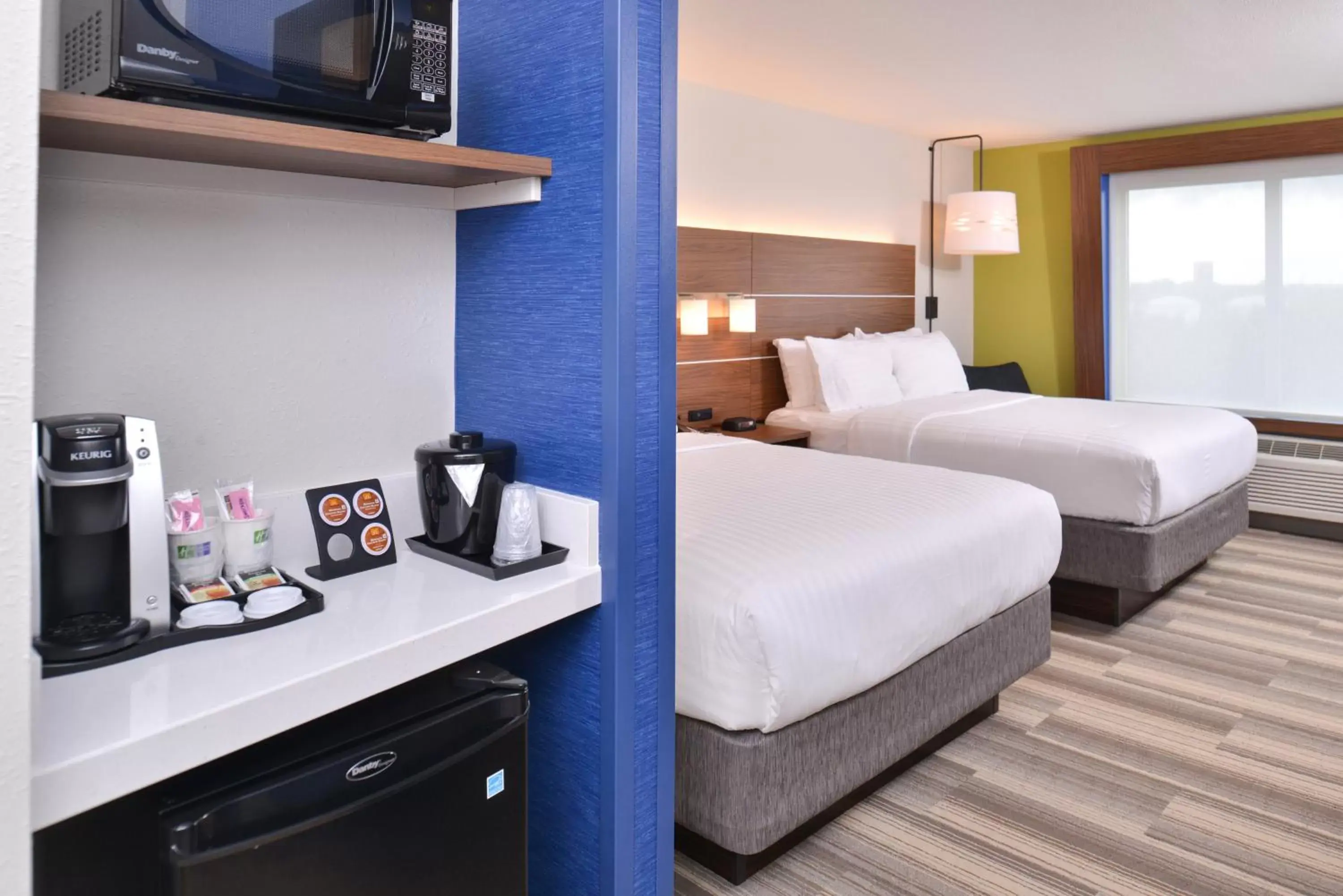 Photo of the whole room, Bed in Holiday Inn Express & Suites Omaha Airport, an IHG Hotel