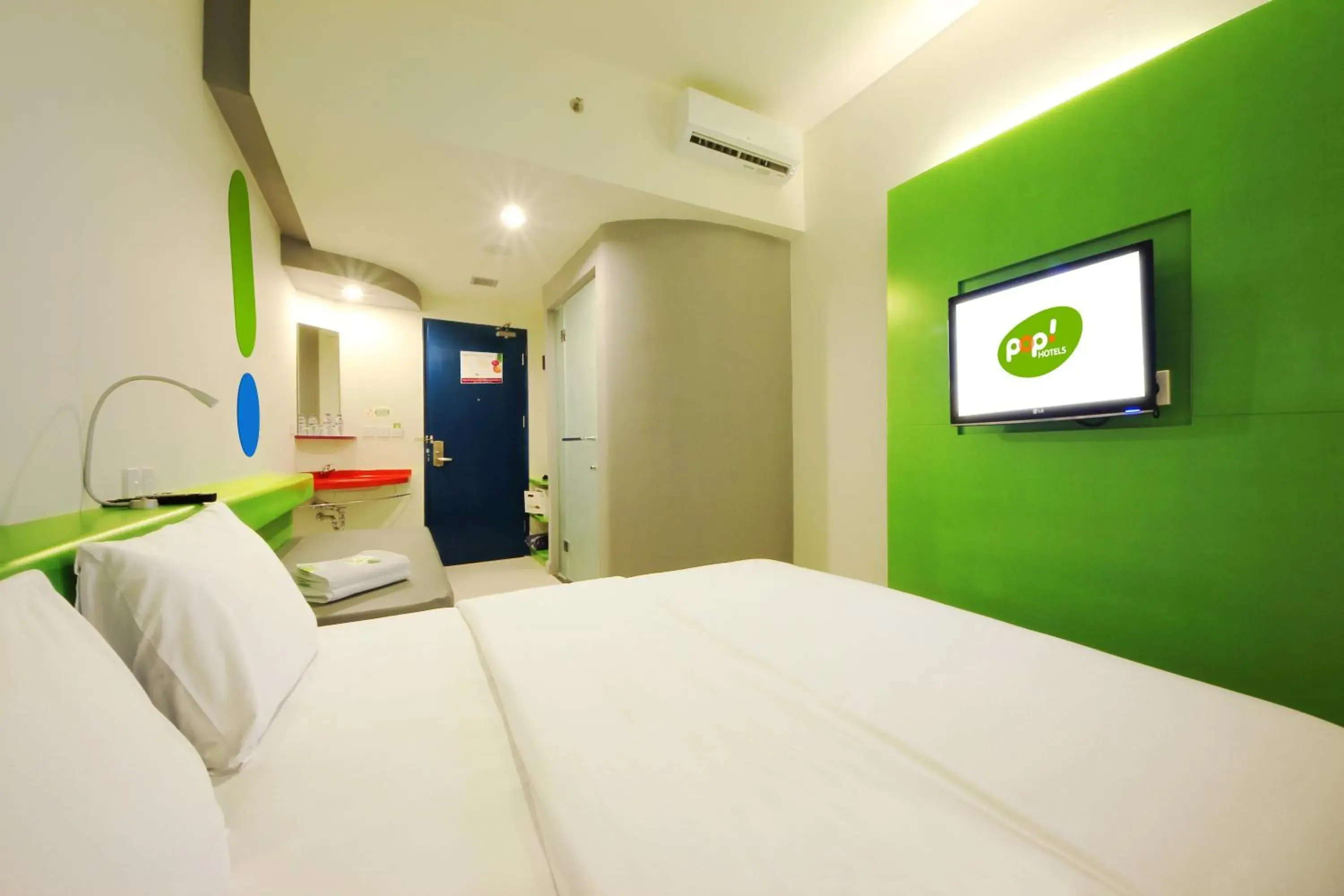 Bedroom, Bed in Pop! Hotel Sangaji Yogyakarta