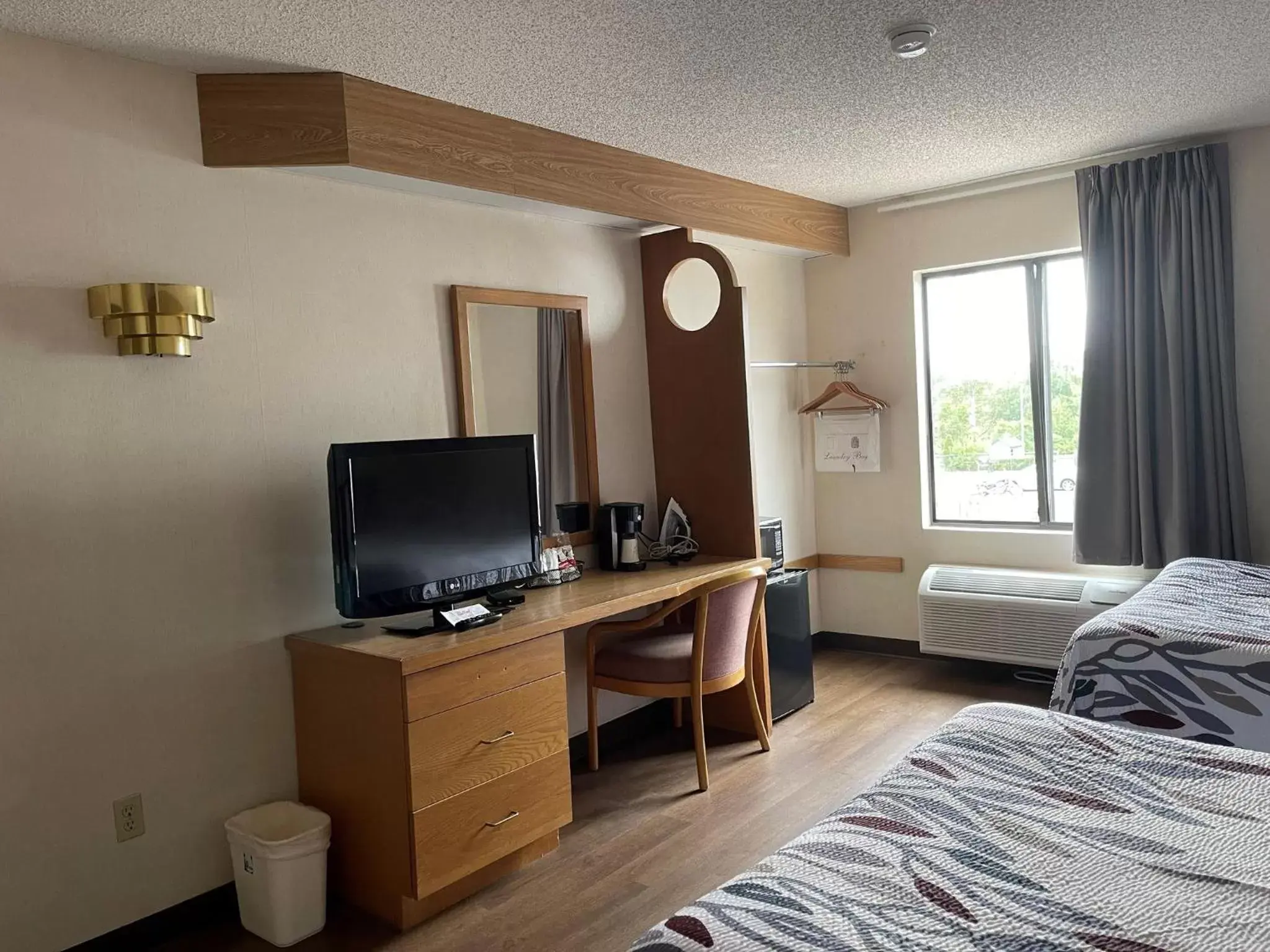 Photo of the whole room, TV/Entertainment Center in Red Roof Inn Branson