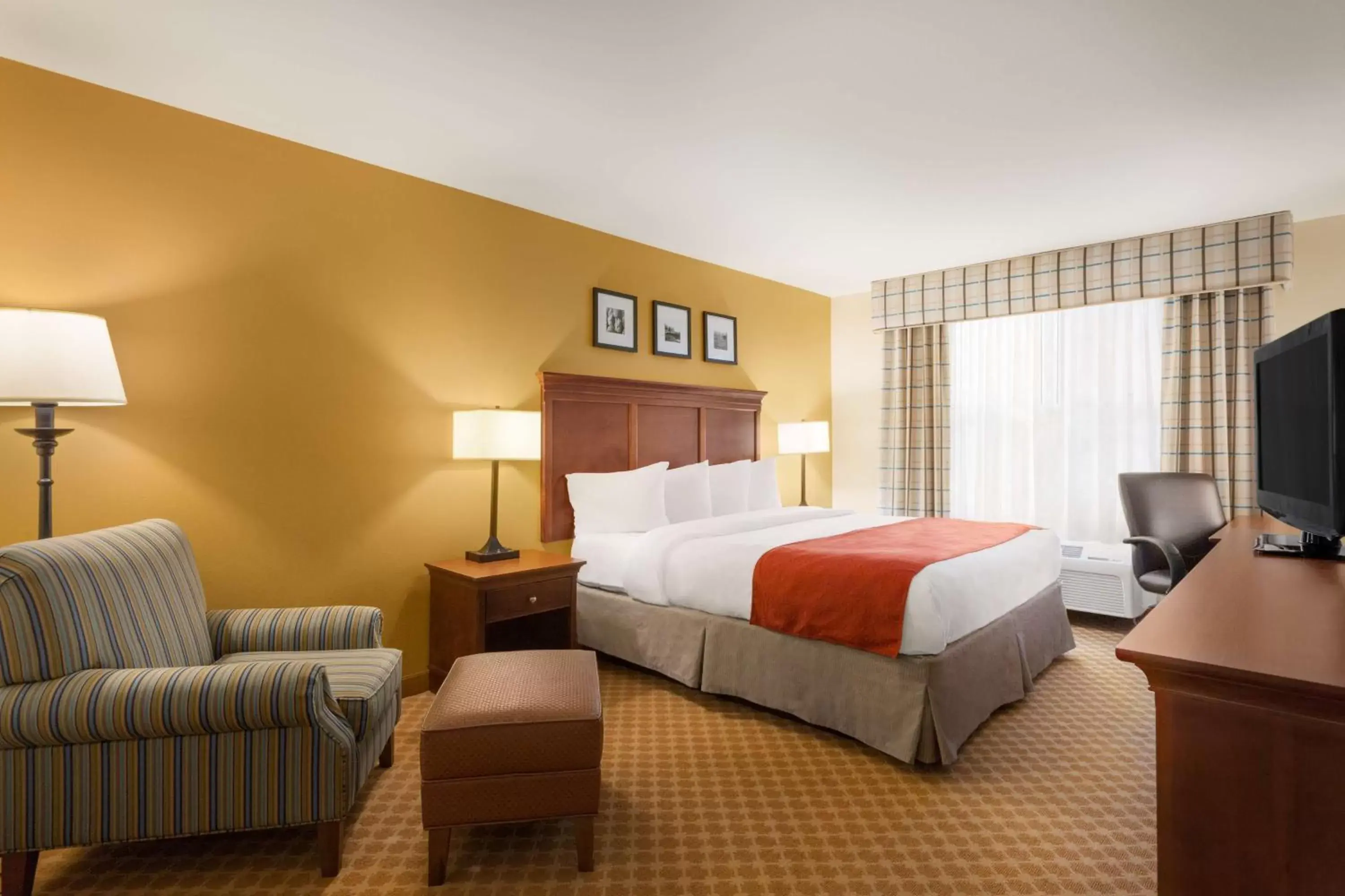 Photo of the whole room, Bed in Country Inn & Suites by Radisson, Holland, MI