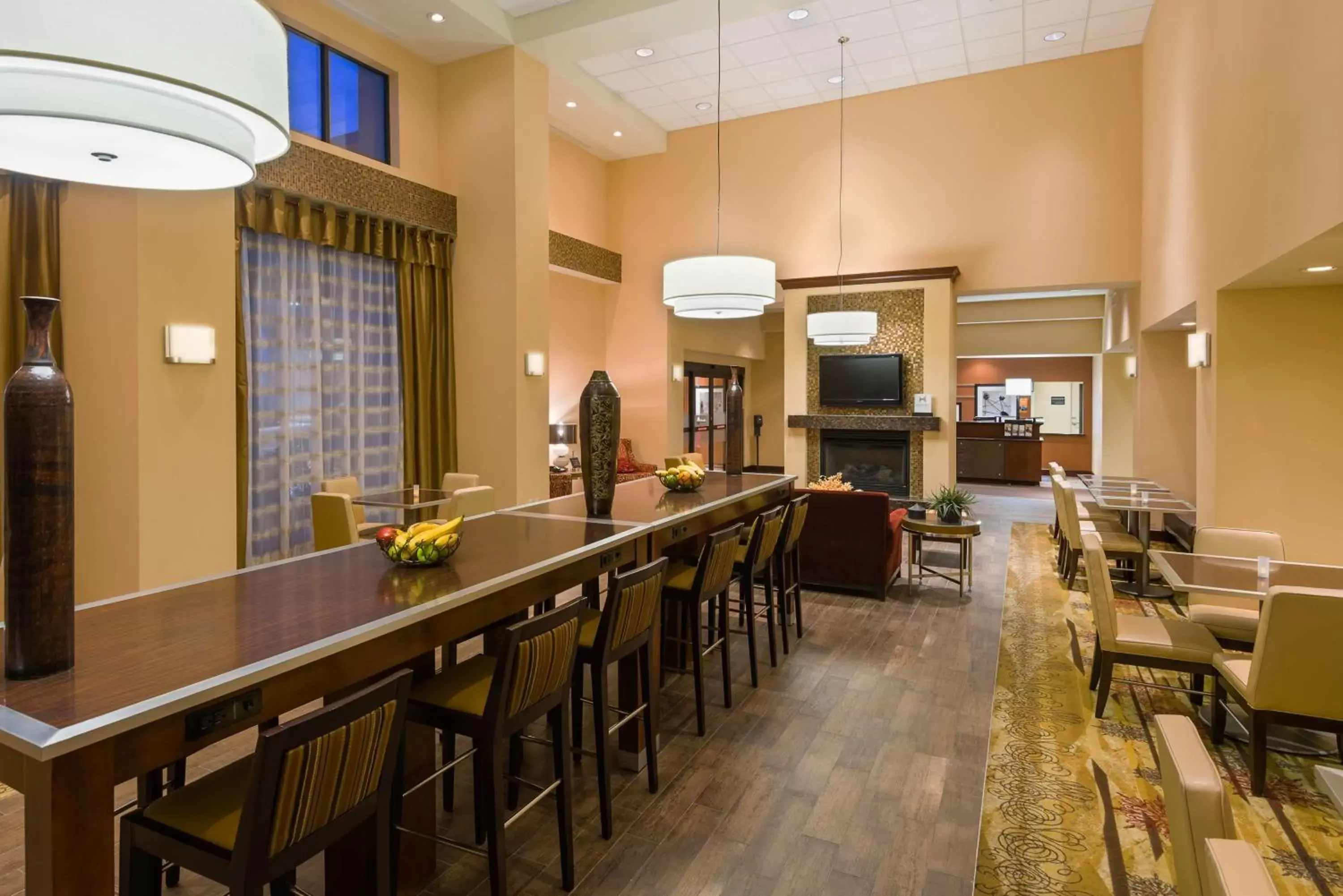Lobby or reception, Lounge/Bar in Hampton Inn and Suites Peoria at Grand Prairie