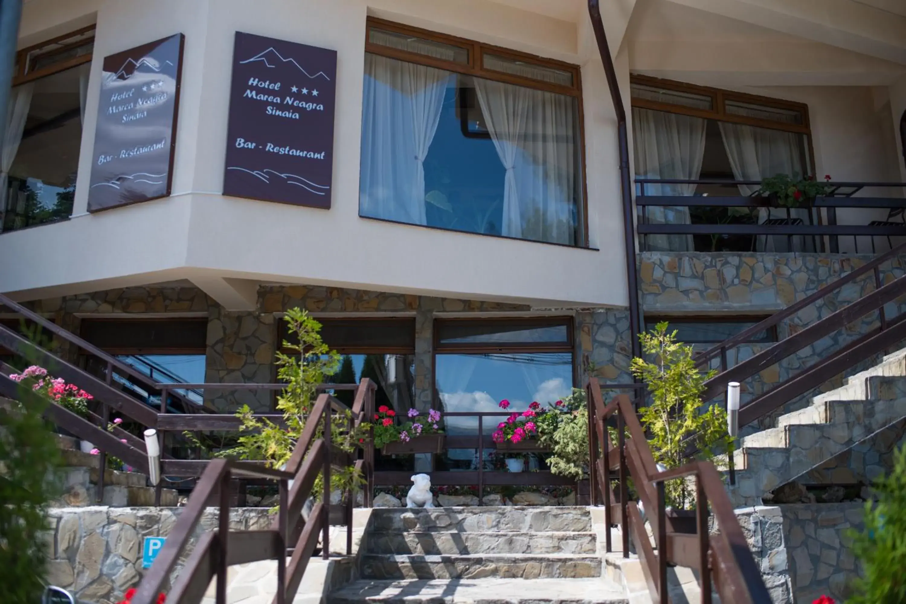 Facade/entrance in Hotel Marea Neagra Sinaia