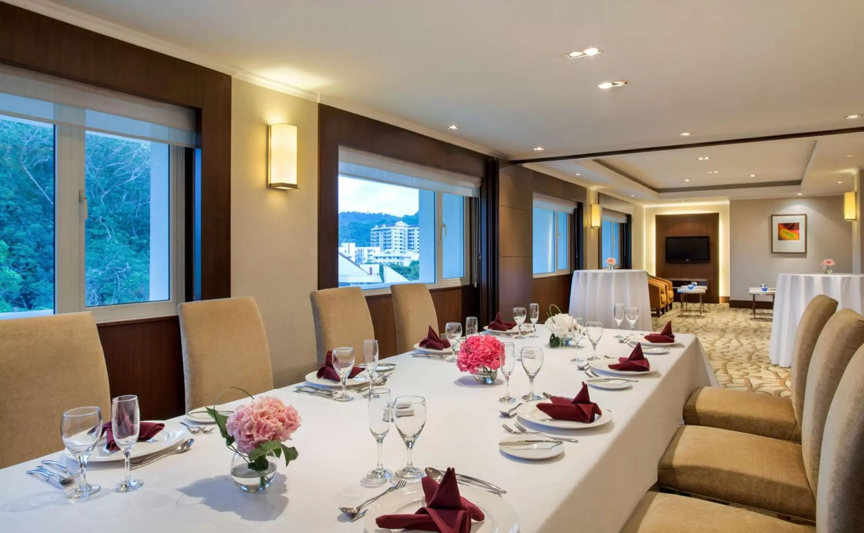 Meeting/conference room, Restaurant/Places to Eat in Radisson Hotel Brunei Darussalam