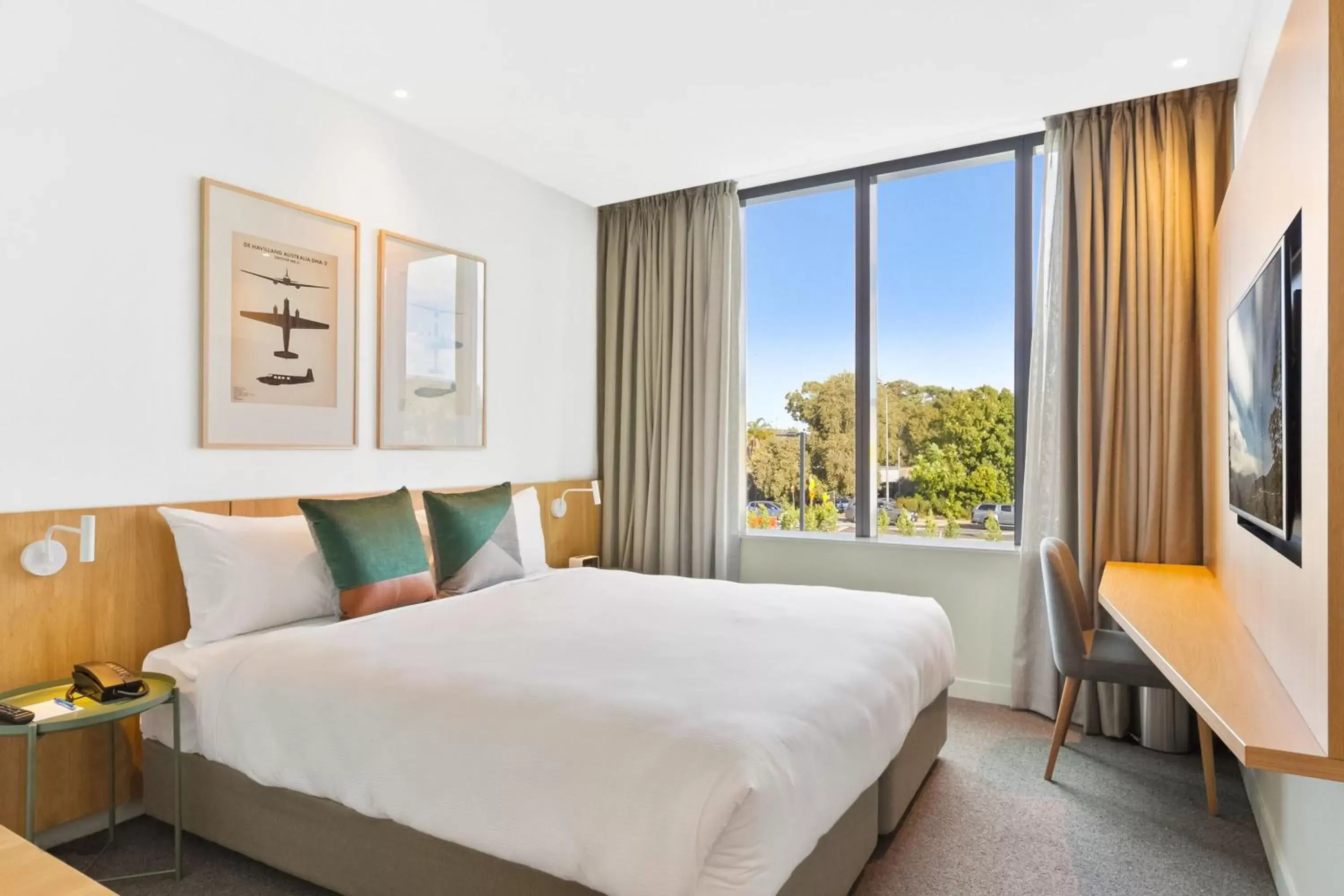 Bedroom, Bed in Mantra Hotel at Sydney Airport