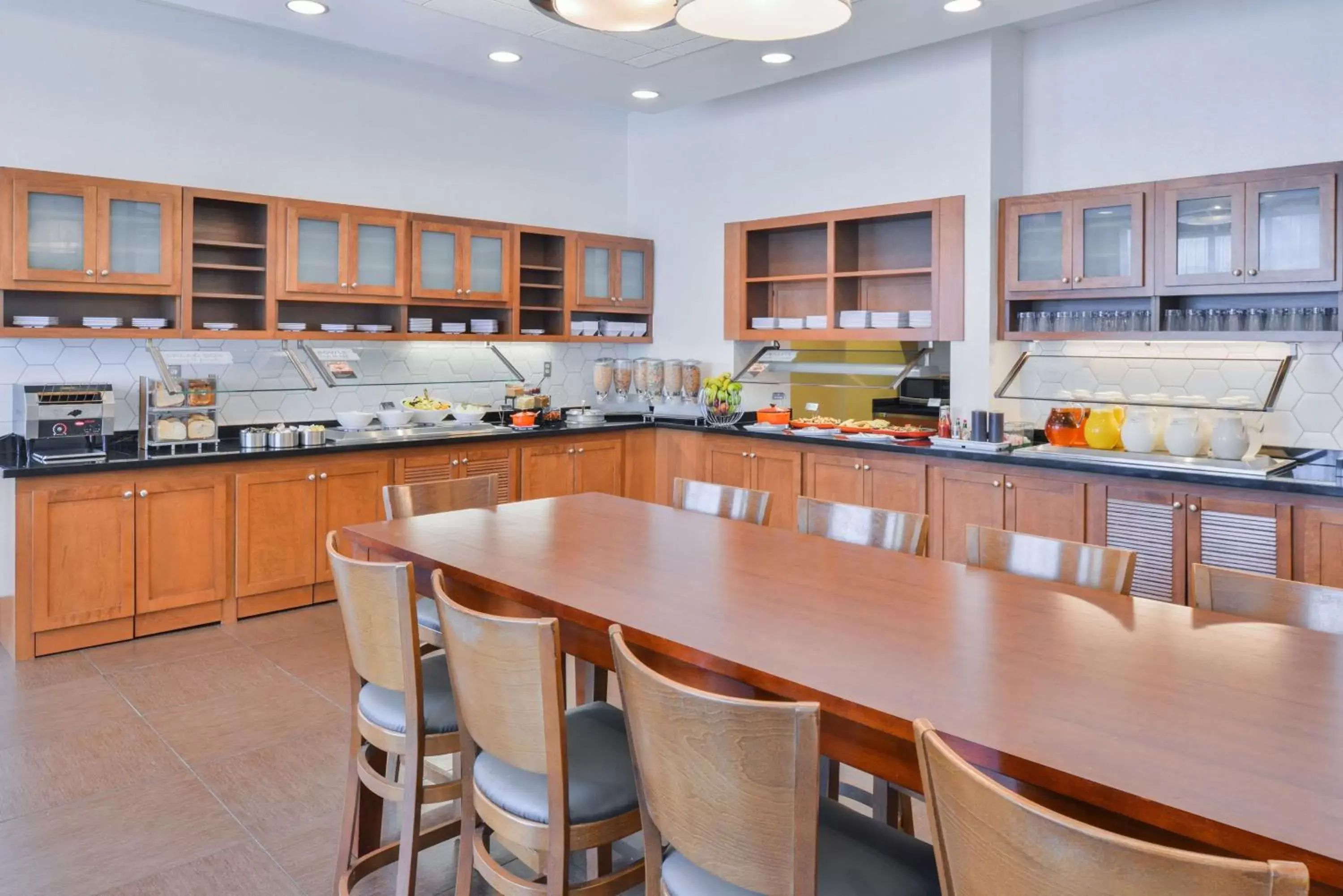 Restaurant/places to eat, Kitchen/Kitchenette in Hyatt Place Herndon Dulles Airport - East