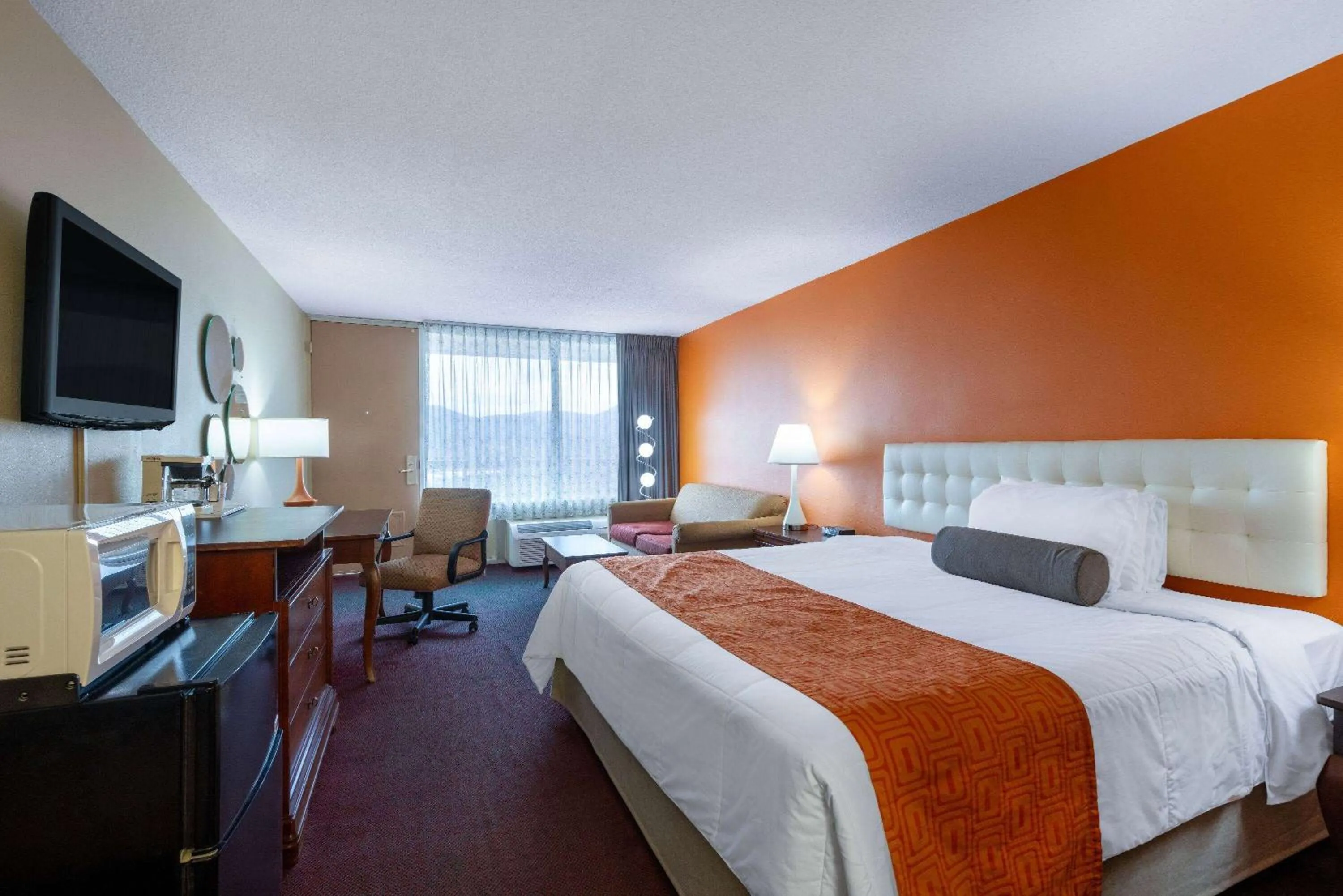 Photo of the whole room, Bed in Howard Johnson by Wyndham Salem Hotel & Conference Center