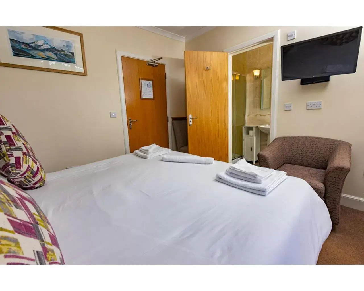 Bedroom, Bed in Crown Hotel Bedroom, Bed in Crown Hotel