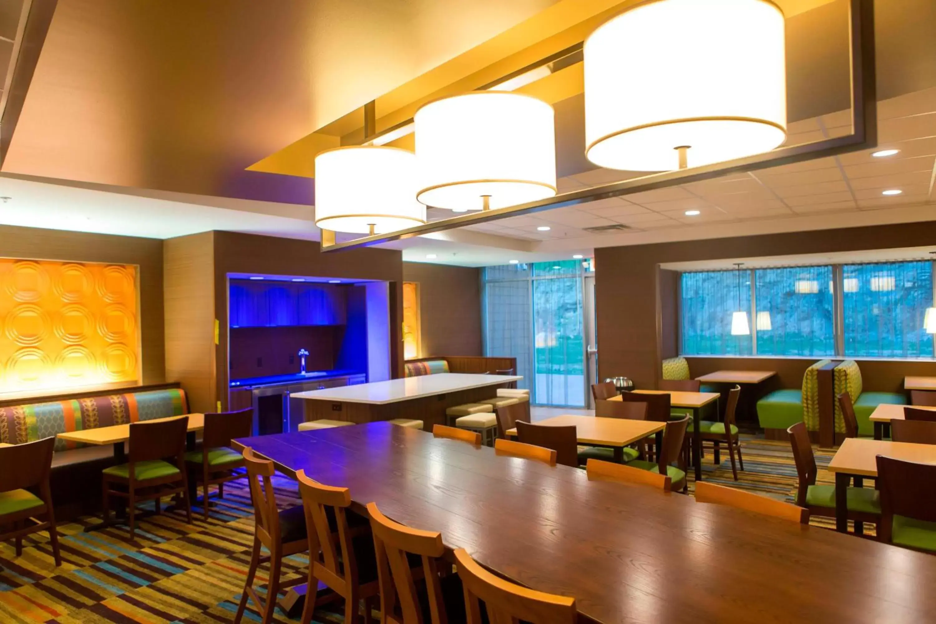 Restaurant/places to eat in Fairfield by Marriott Cambridge