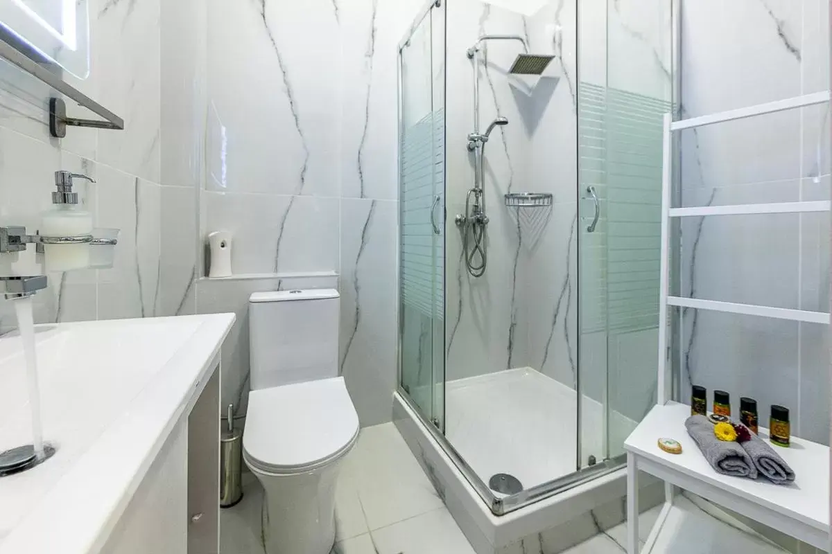 Bathroom in Comfort Stay Airport Studios - FREE shuttle from the Athens airport