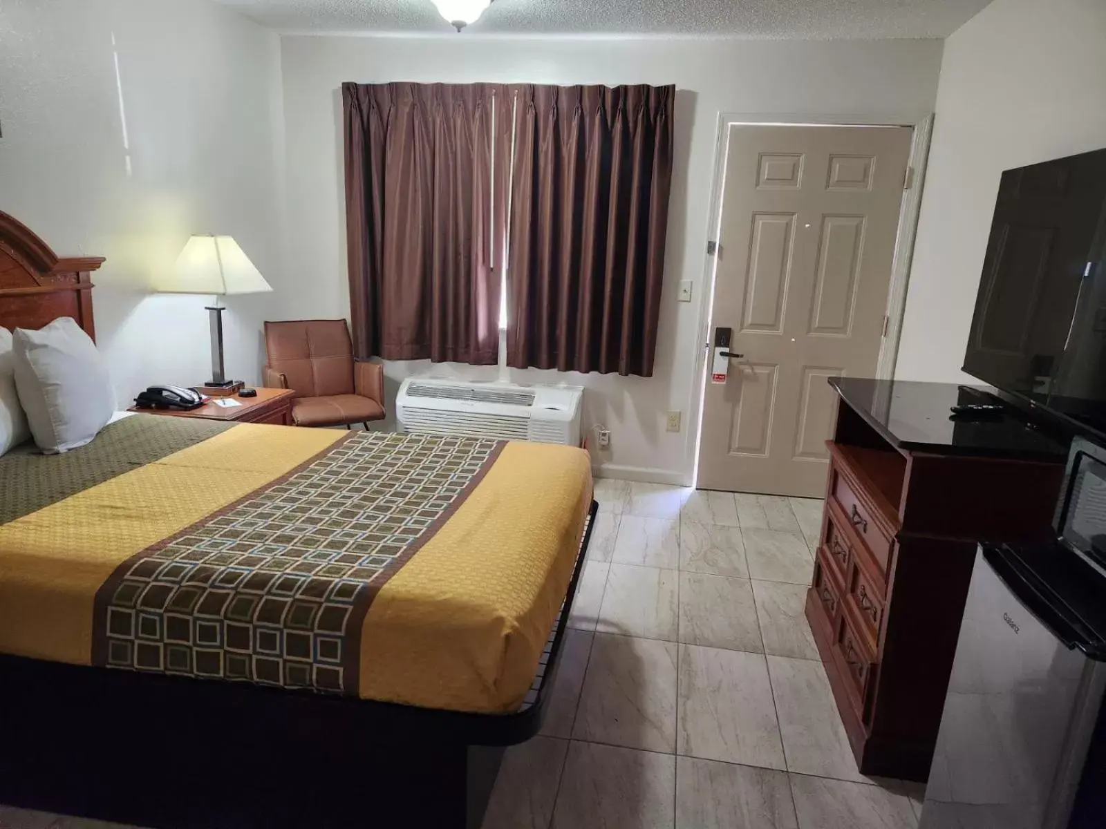 Bed in Carom Inn a Travelodge by Wyndham Denham Springs-Baton Rouge