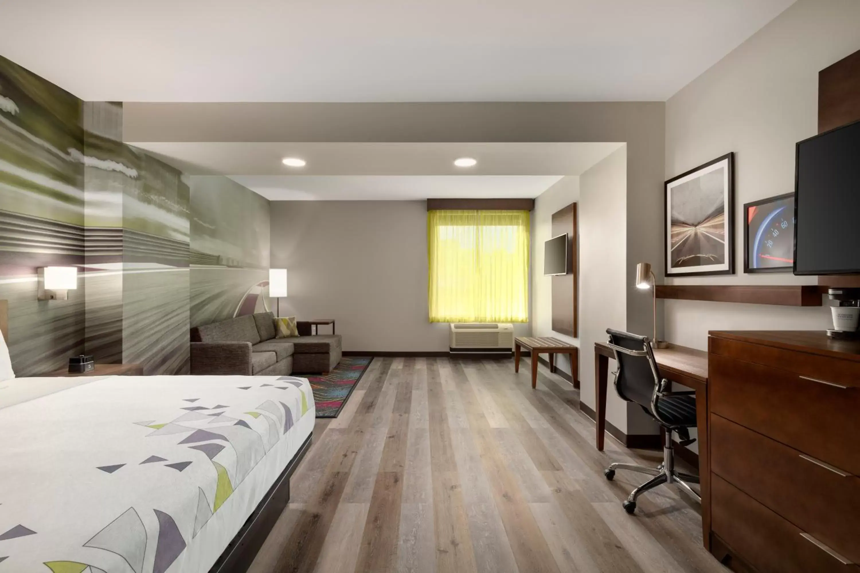 TV and multimedia in La Quinta Inn & Suites by Wyndham Braselton