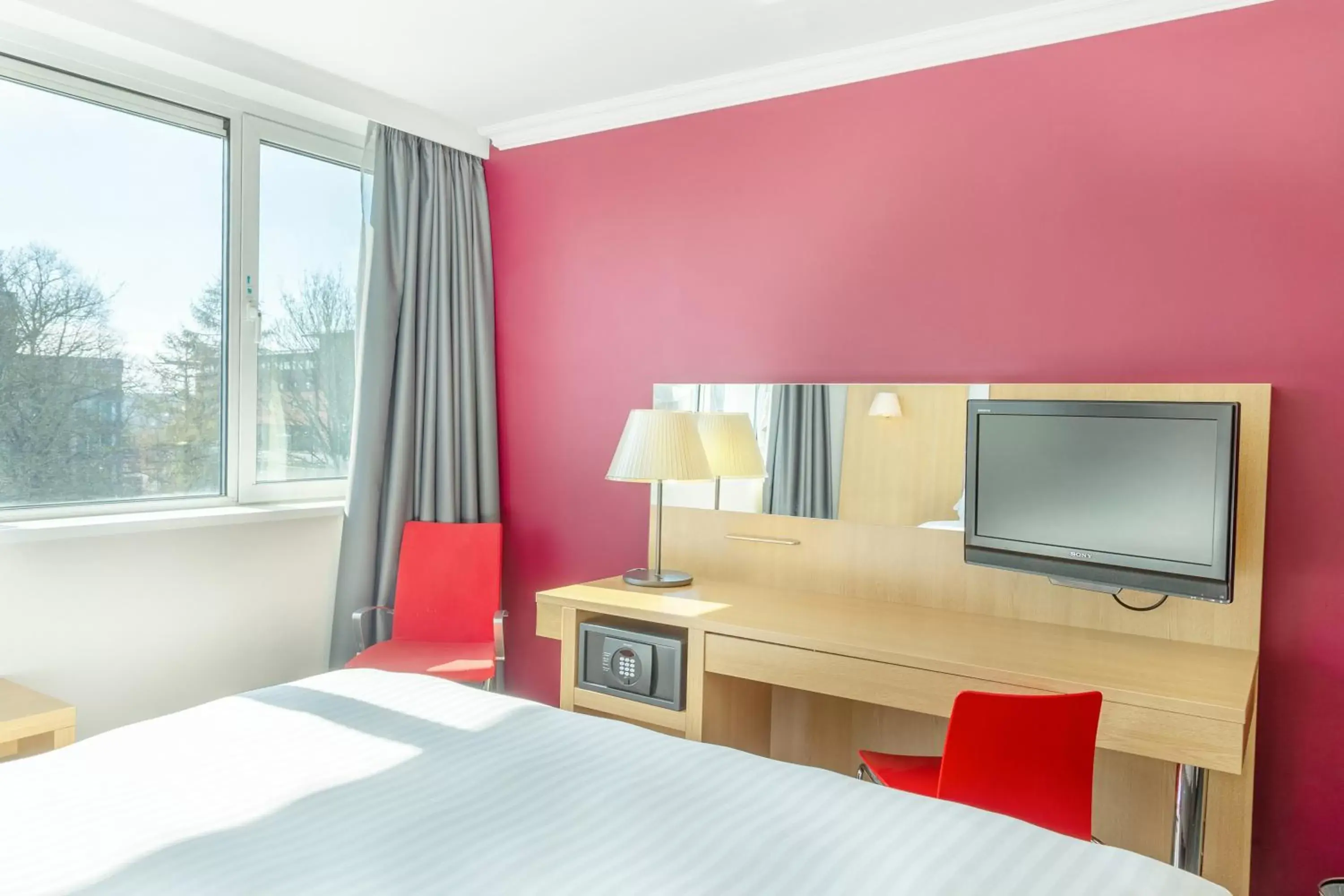 Bedroom, TV/Entertainment Center in Northampton Town Centre Hotel by Accor