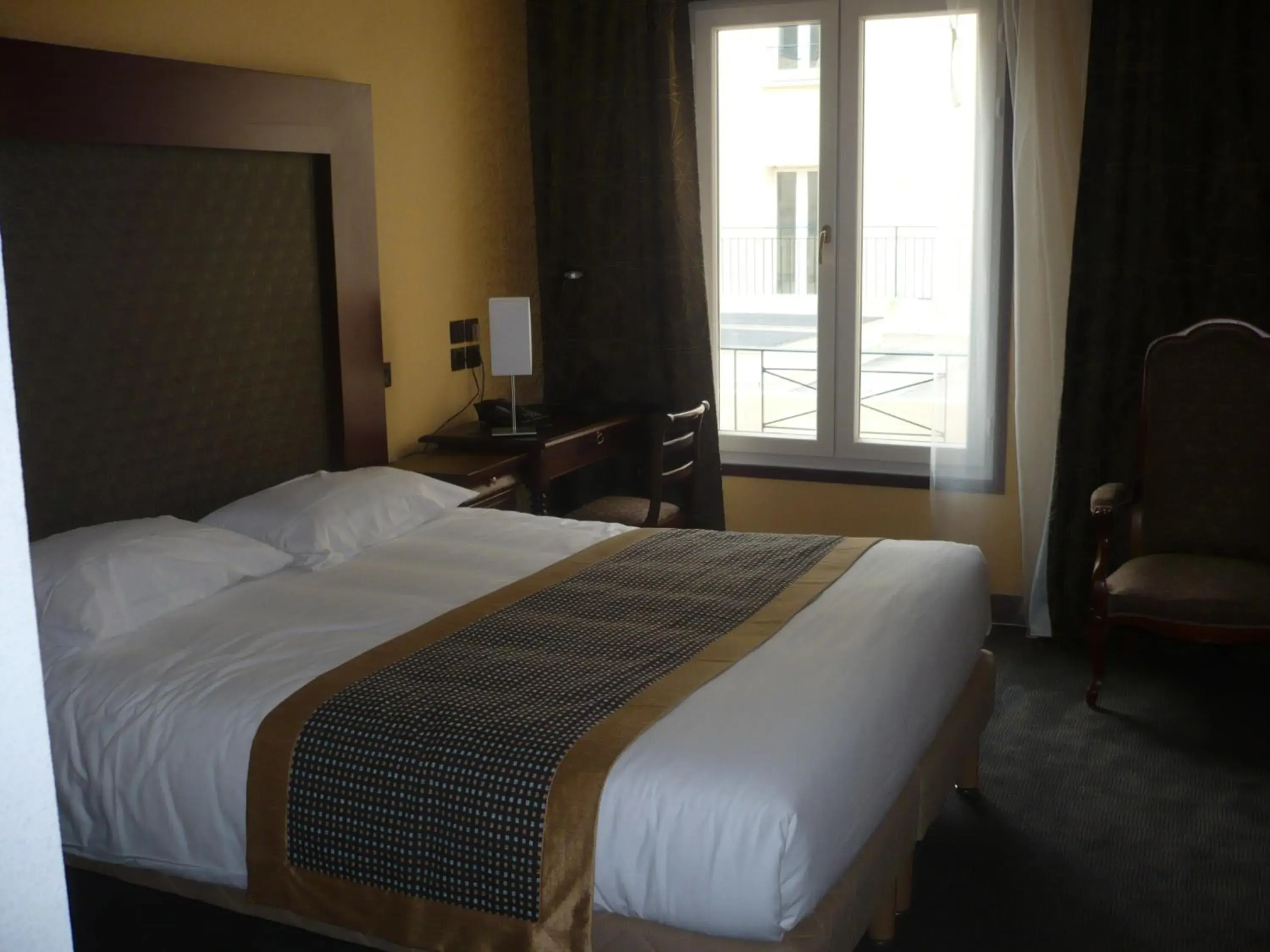 Bed in Hotel De France
