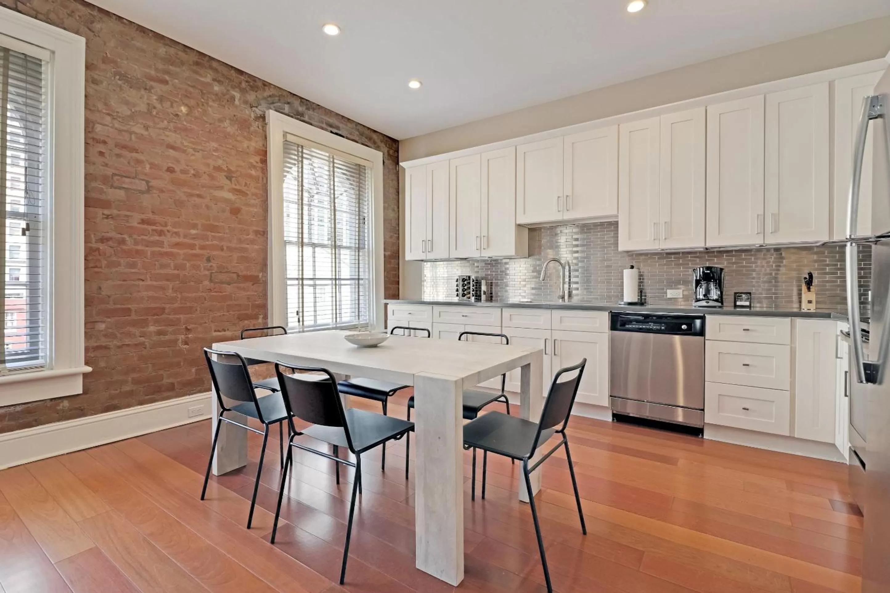 Coffee/tea facilities in Roami at Factors Row