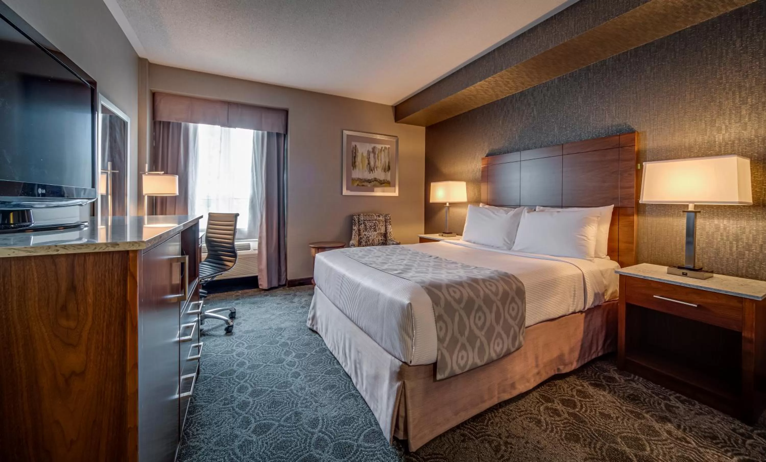 Bed in Monte Carlo Inn Markham