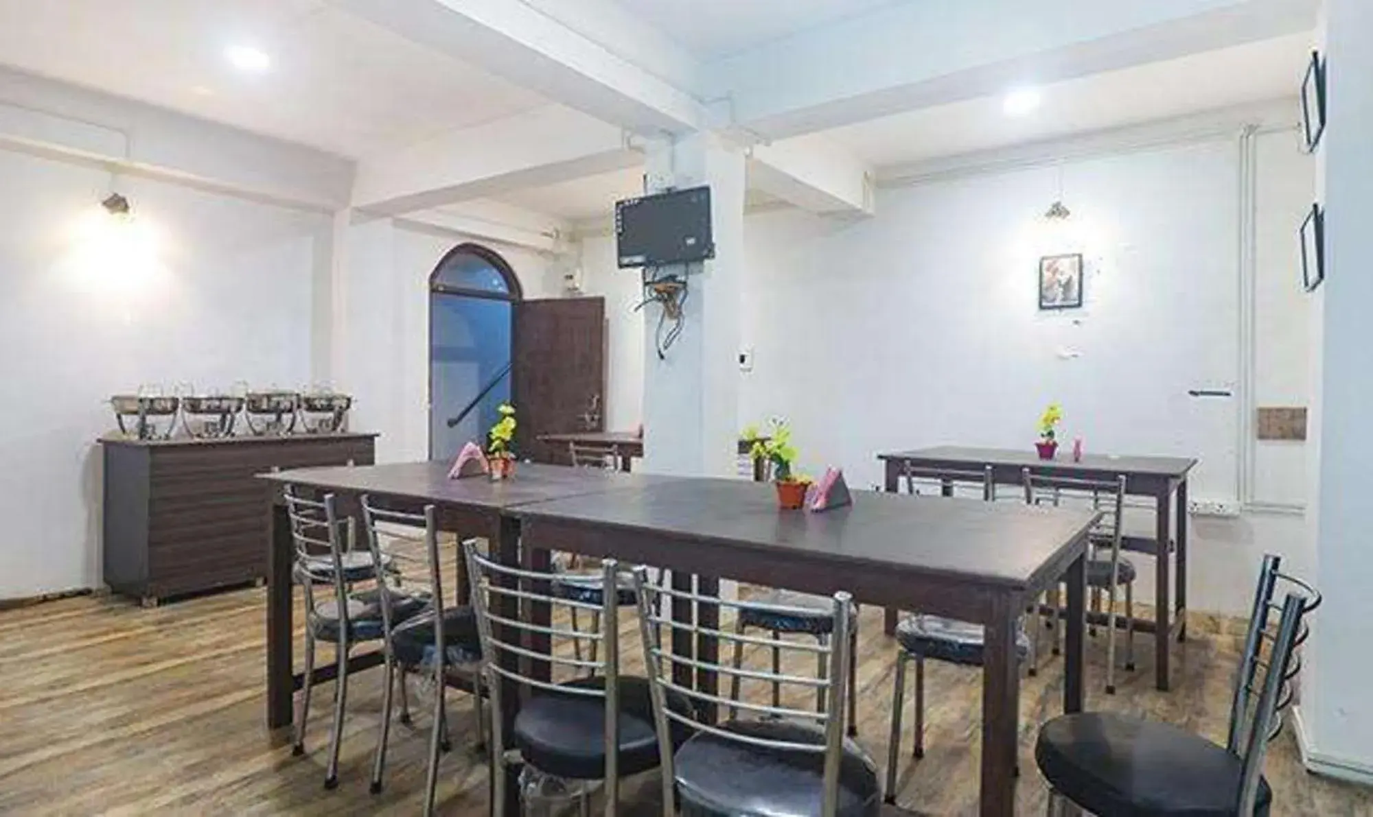 Dining area, Kitchen/Kitchenette in FabExpress Laxmi Niwas Daragoan - Fully Vaccinated Staff