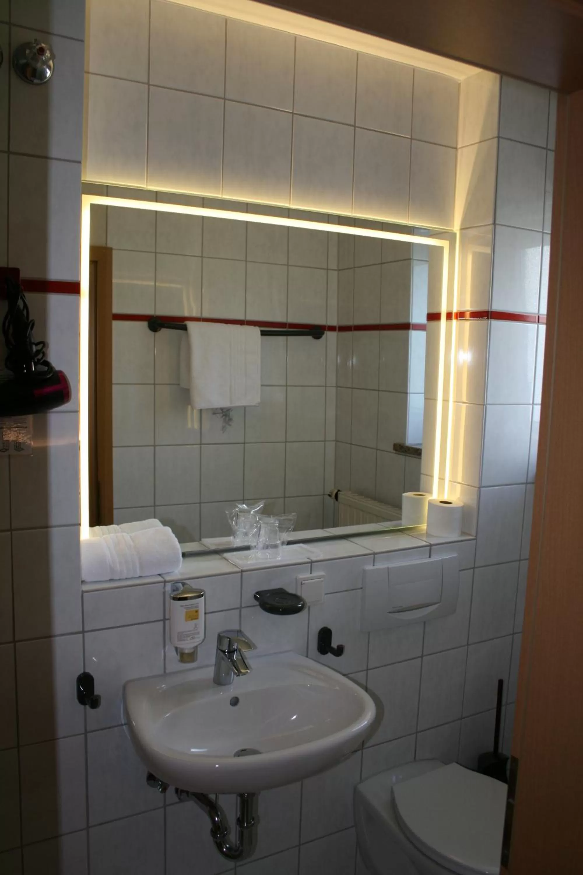 Photo of the whole room in HOTEL PARQÉO im A66