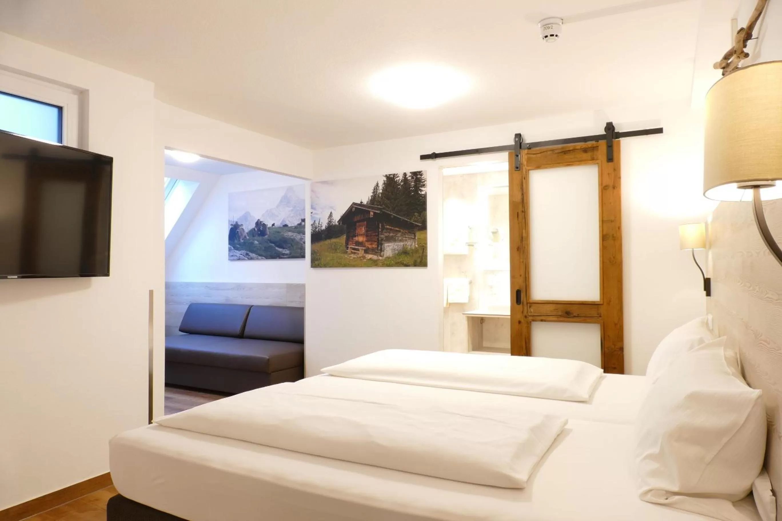 Photo of the whole room, Bed in Altstadt-Hotel Zum Hechten