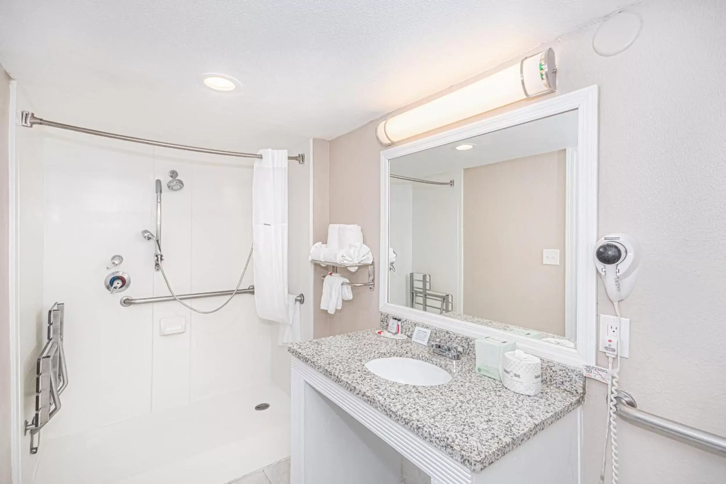 Shower, Bathroom in Casa Bella Inn & Suites