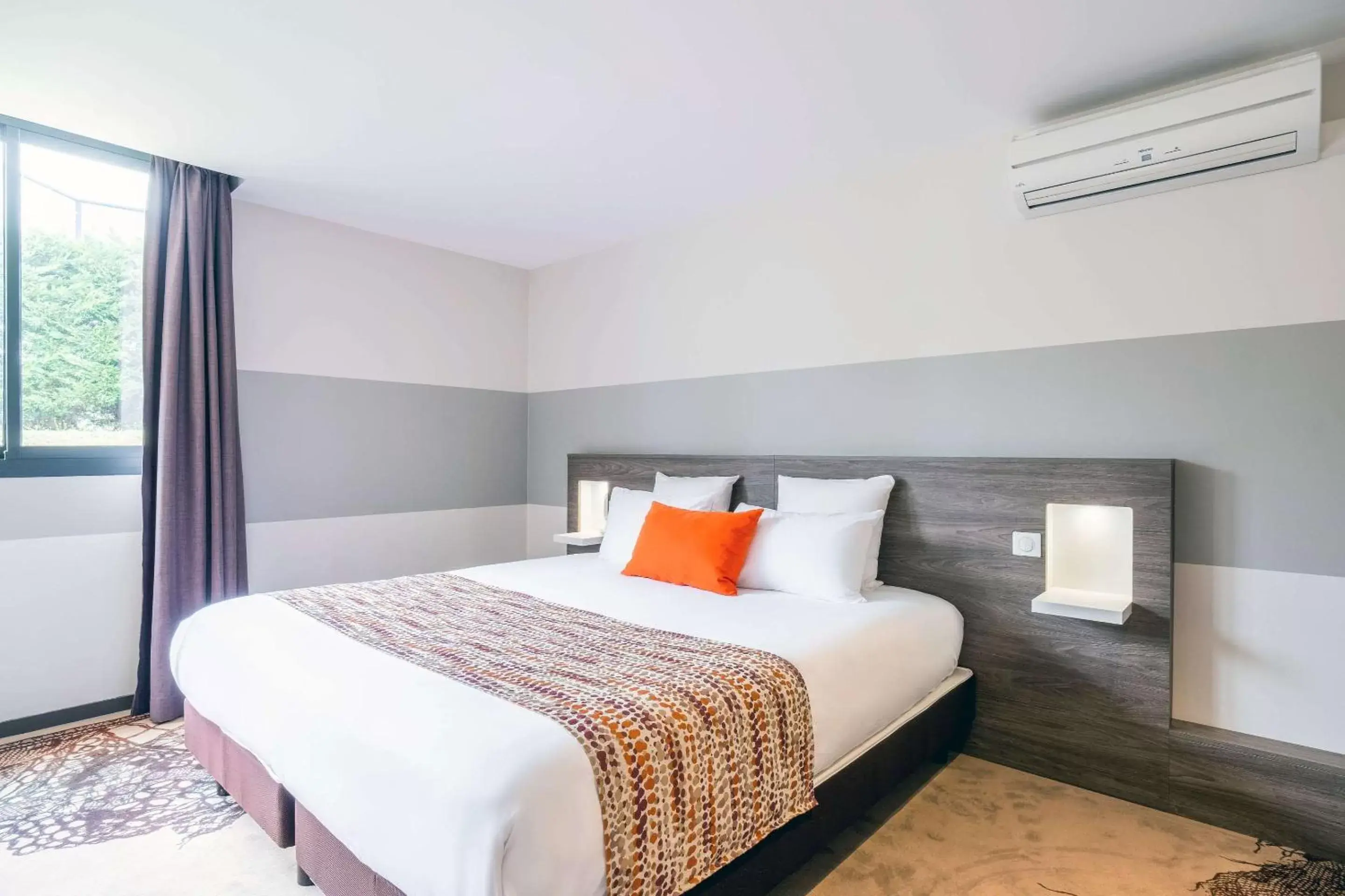 Photo of the whole room, Bed in Best Western Hôtel Agen Le Passage, Agen Sud Photo of the whole room, Bed in Best Western Hôtel Agen Le Passage, Agen Sud