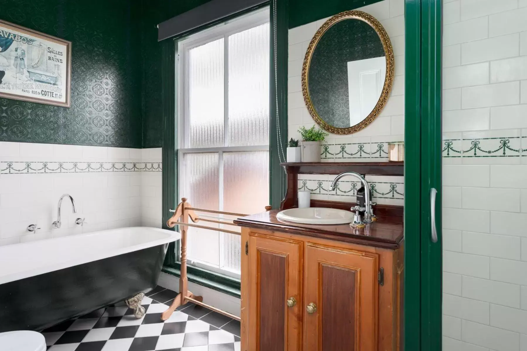 Arizona – Deluxe Queen Room with Bath, upstairs in The Dragonfly Inn Arizona – Deluxe Queen Room with Bath, upstairs in The Dragonfly Inn