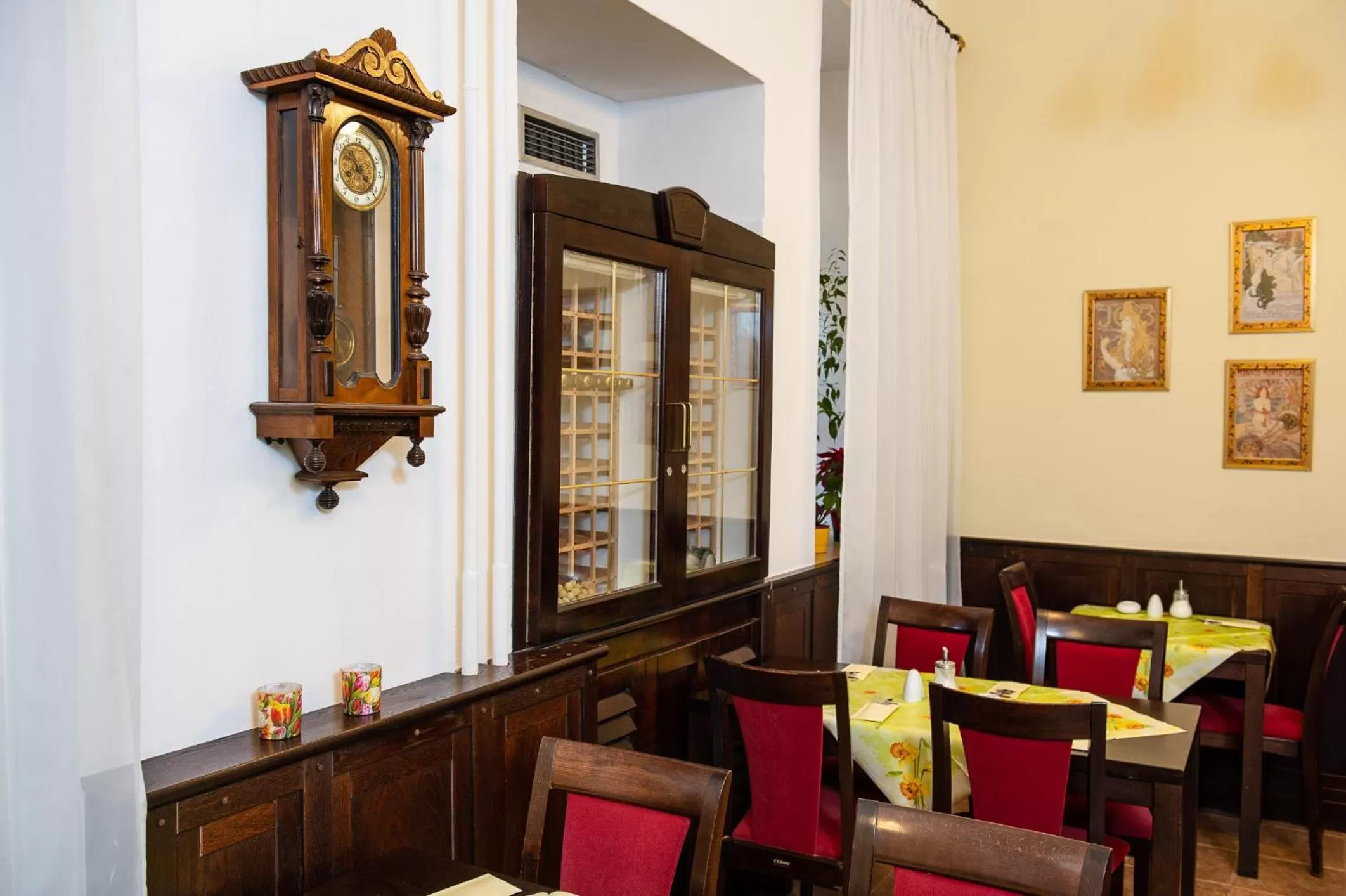 Restaurant/places to eat in Hotel Petr
