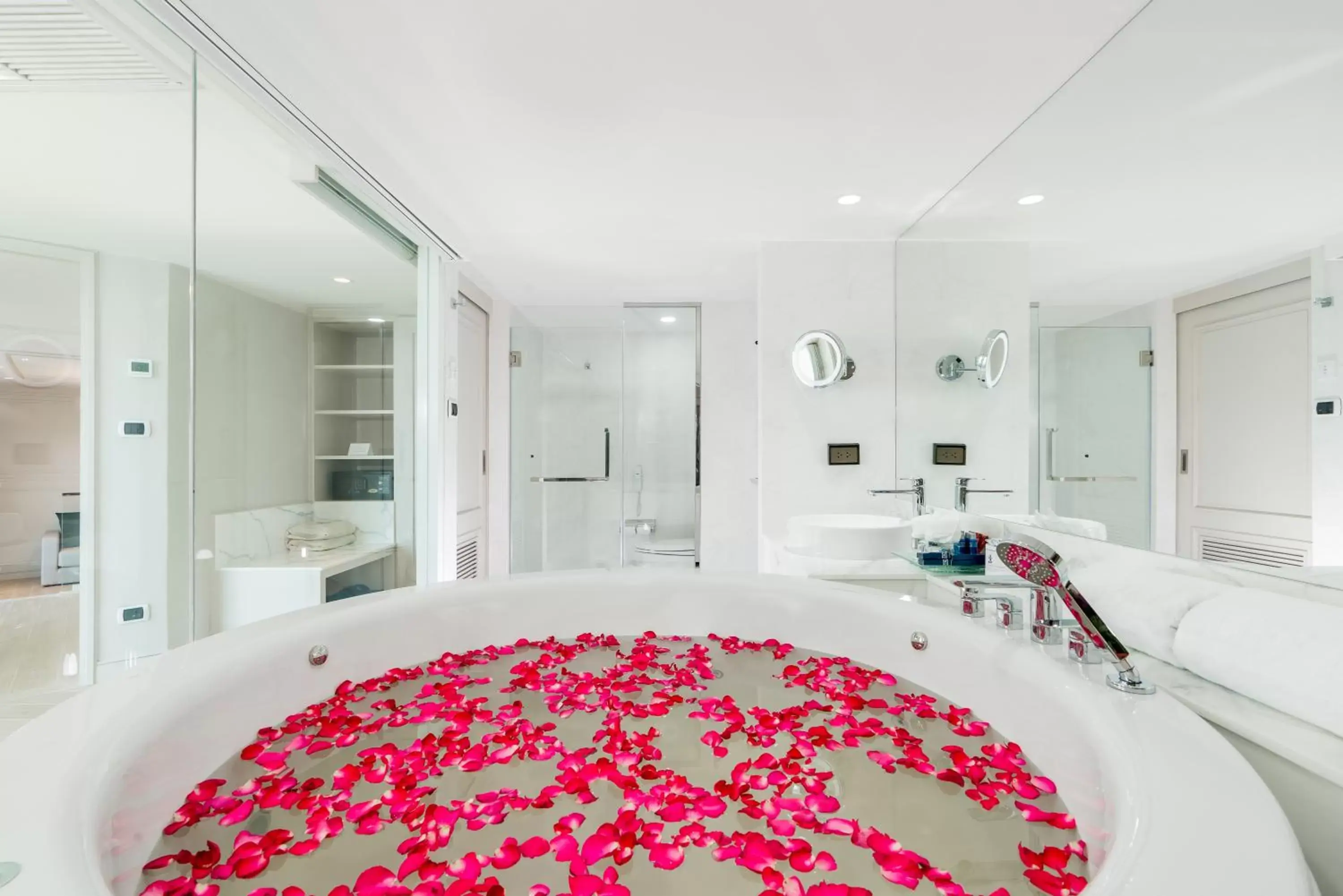 Bath, Bathroom in Royal Cliff Beach Hotel Pattaya