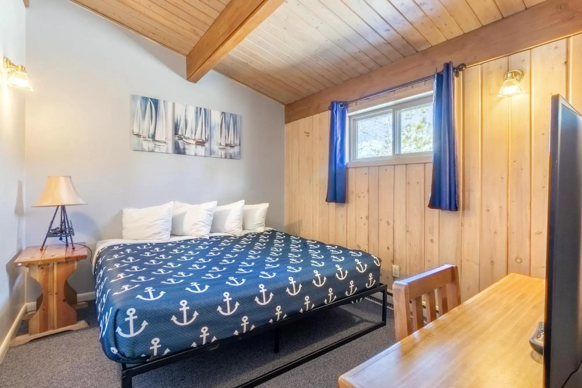 Bedroom, Bed in Western Riviera Lakeside Lodging