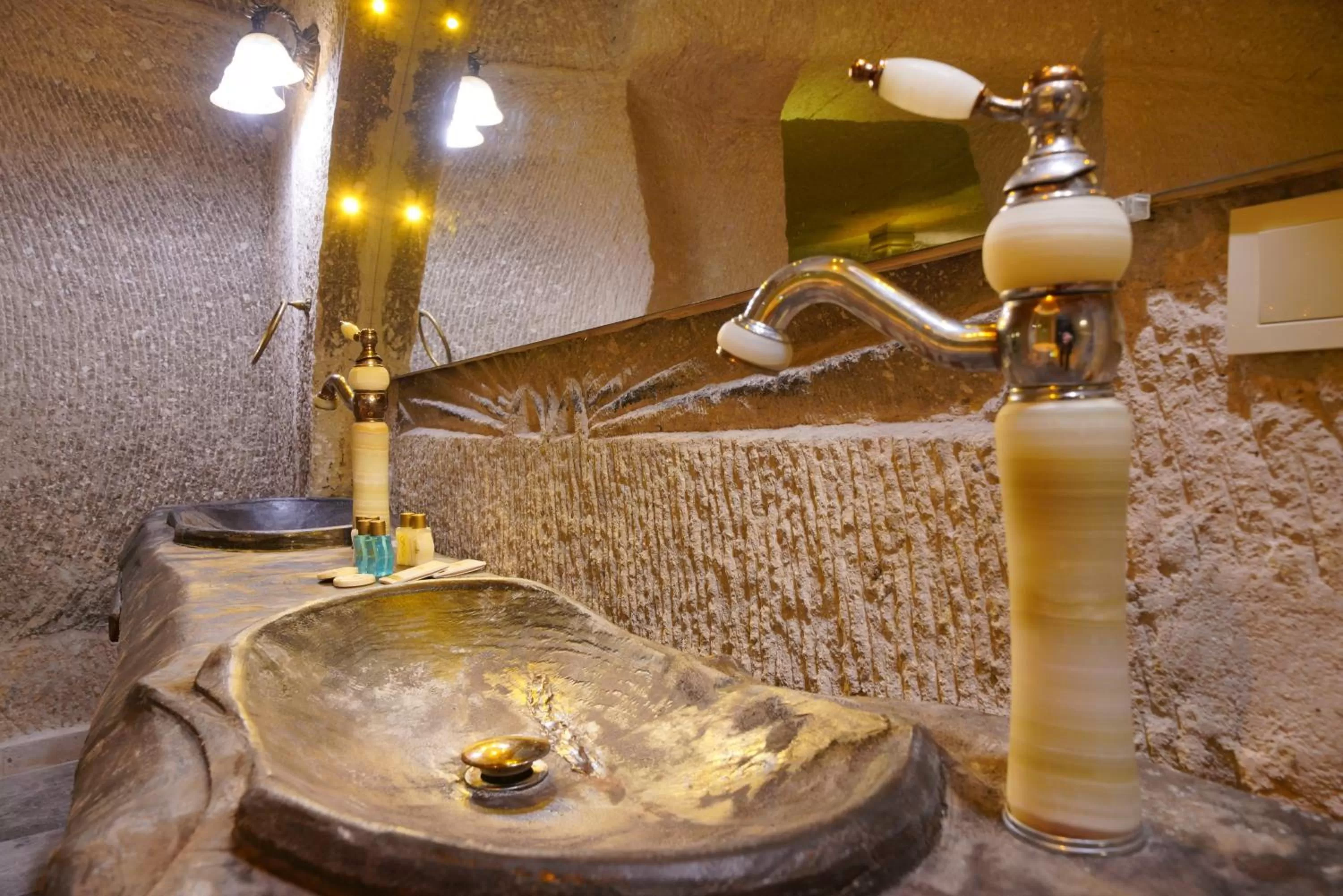 Bathroom in Shoestring Cave House