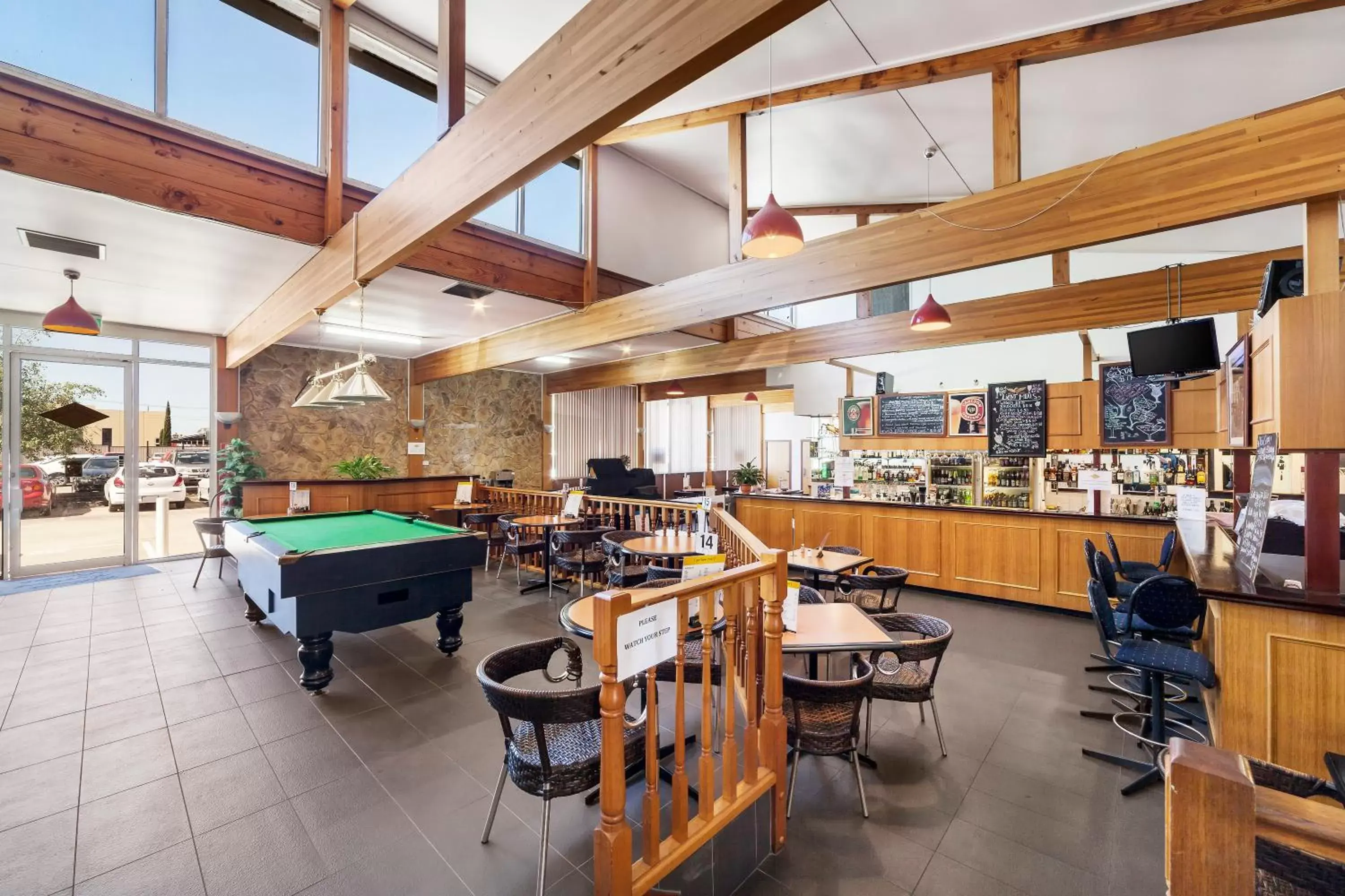 Restaurant/places to eat, Billiards in Ciloms Airport Lodge